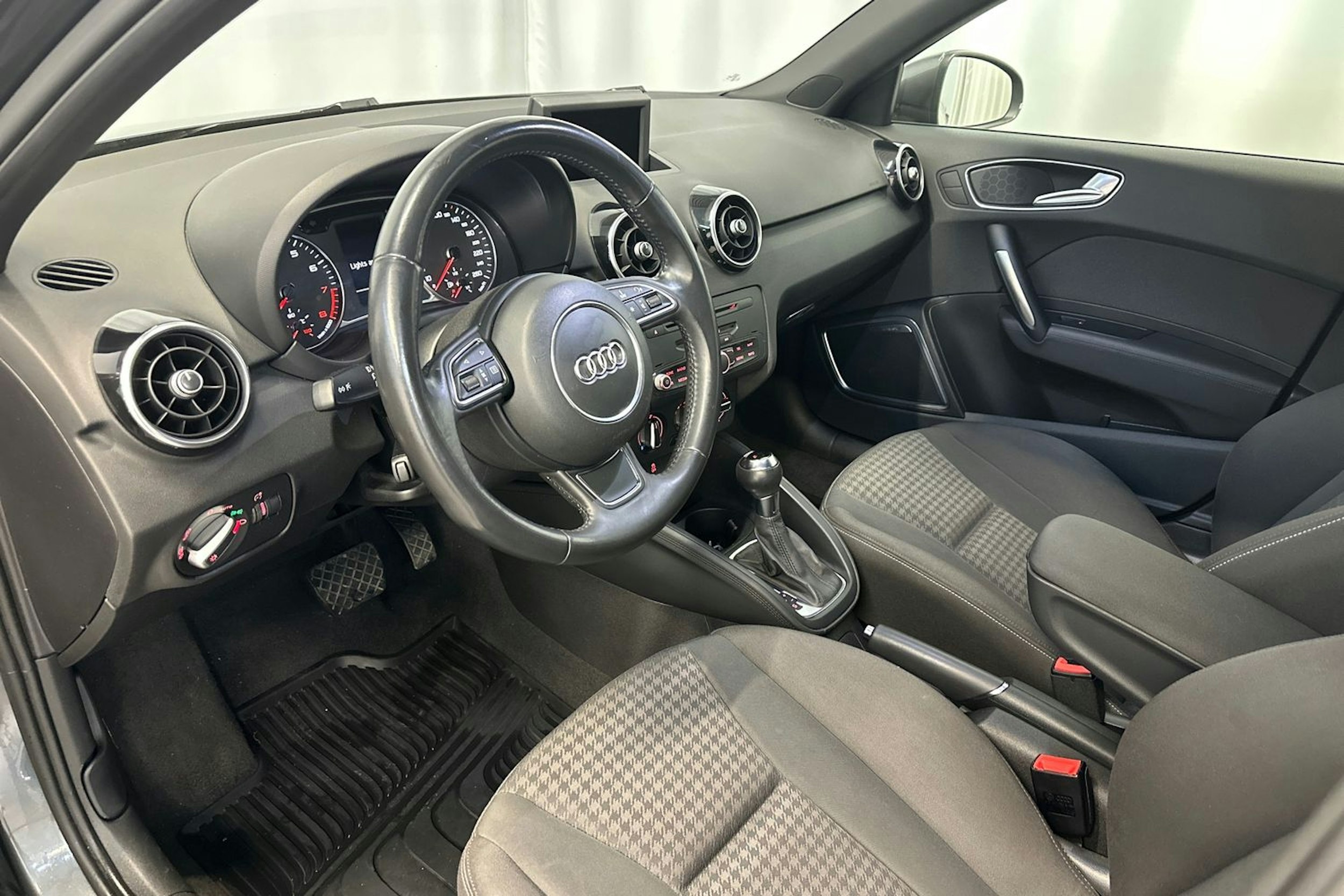 harmaa Audi A1 2012 kuva 7.