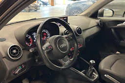 ruskea (beige) Audi A1 2012 kuva 4.