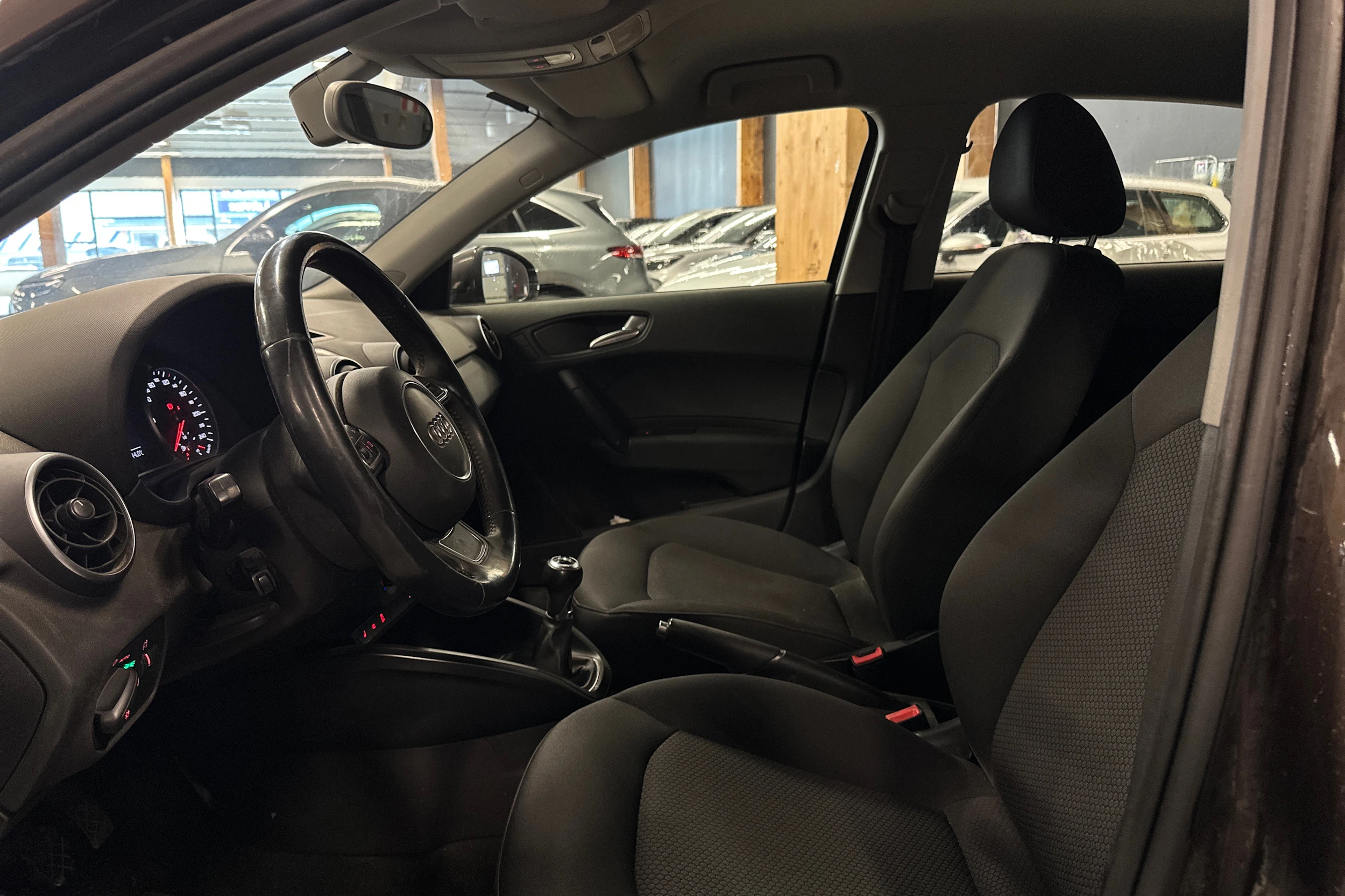 ruskea (beige) Audi A1 2012 kuva 5.
