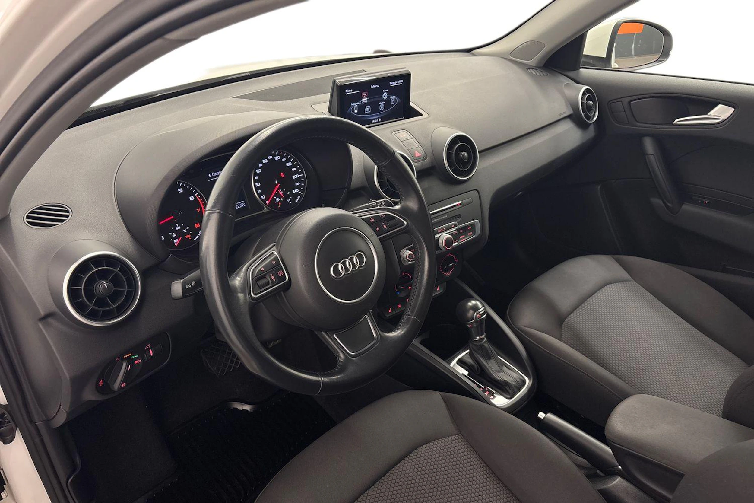 valkoinen Audi A1 2016 kuva 6.
