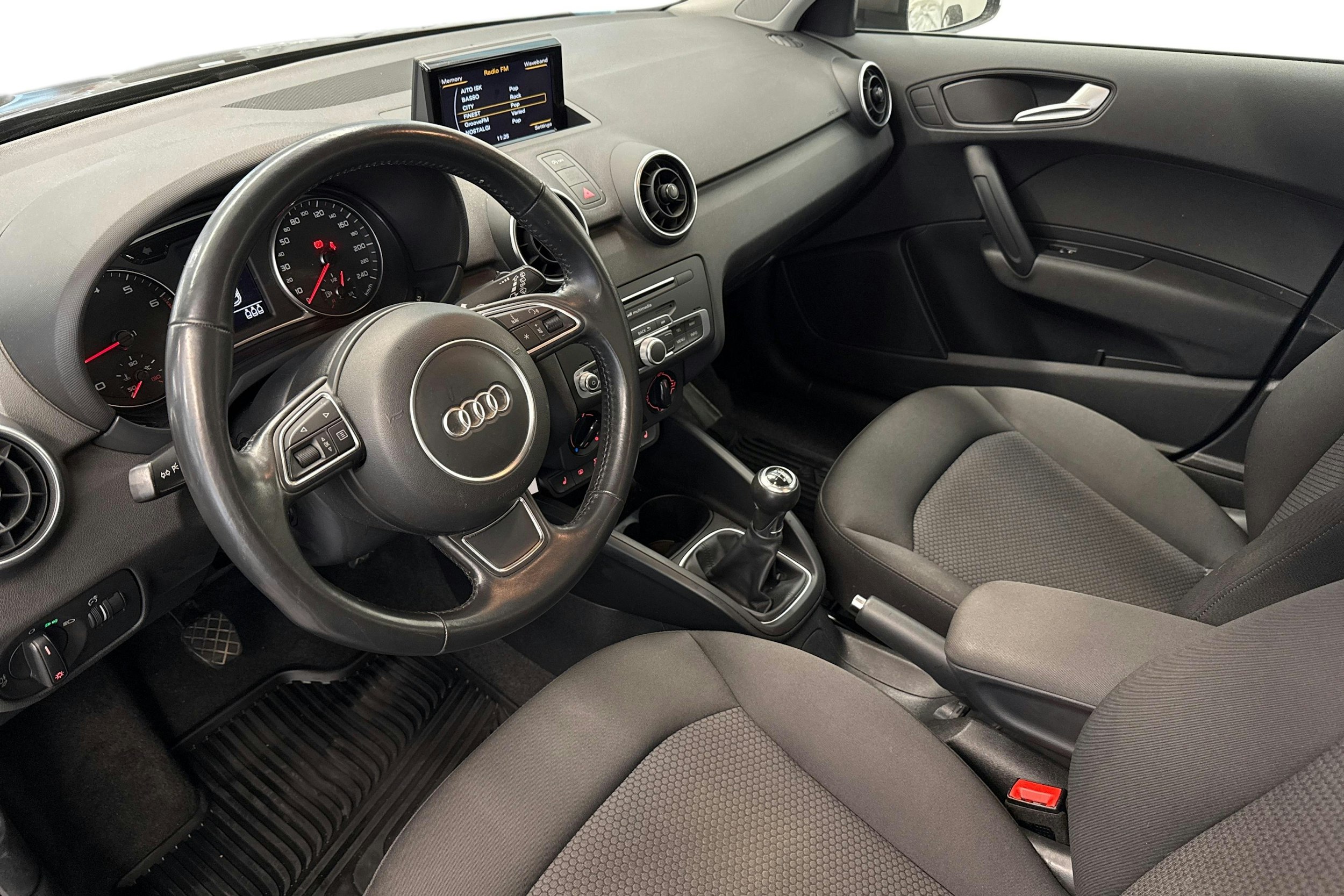 ruskea (beige) Audi A1 2016 kuva 6.