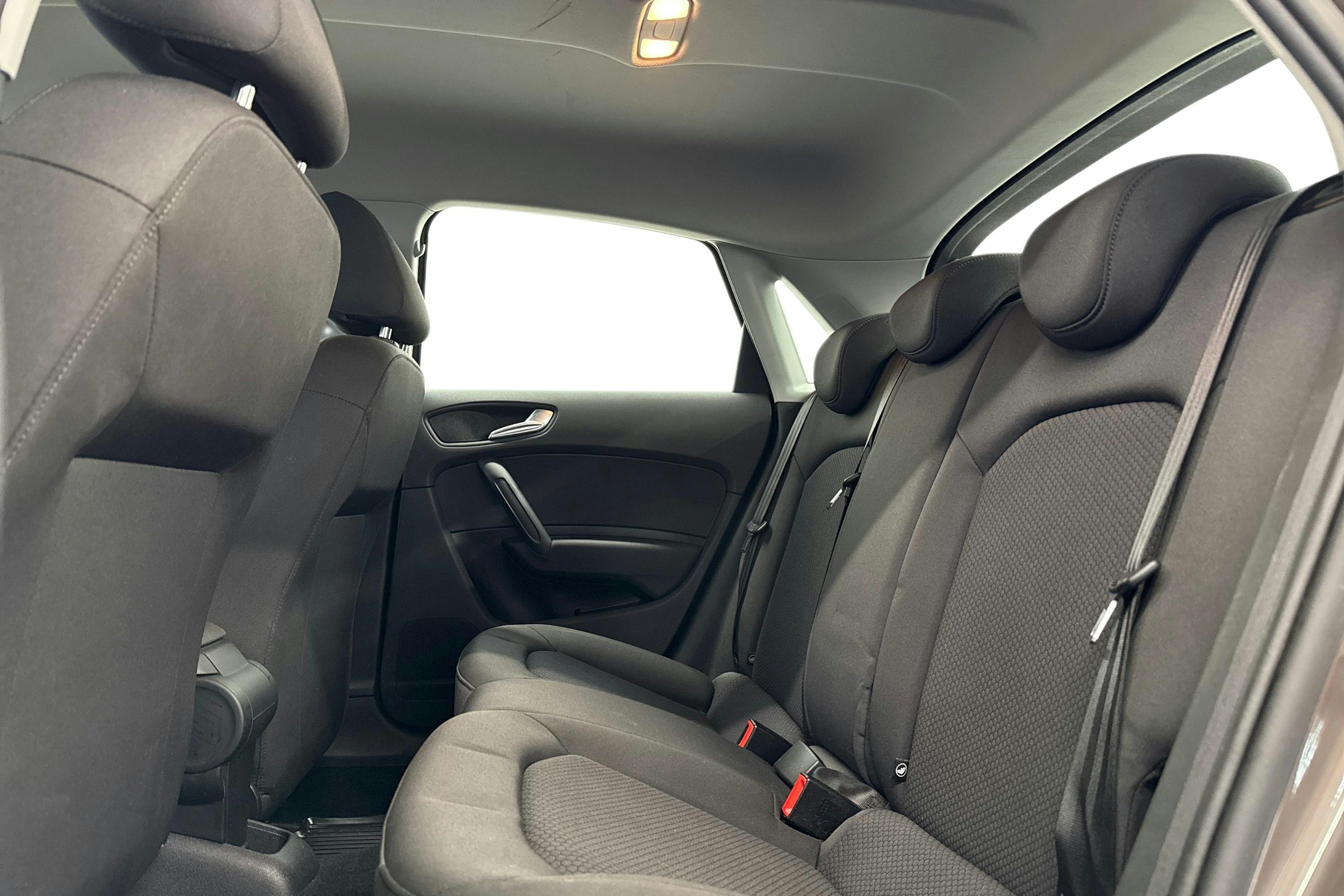 ruskea (beige) Audi A1 2016 kuva 8.