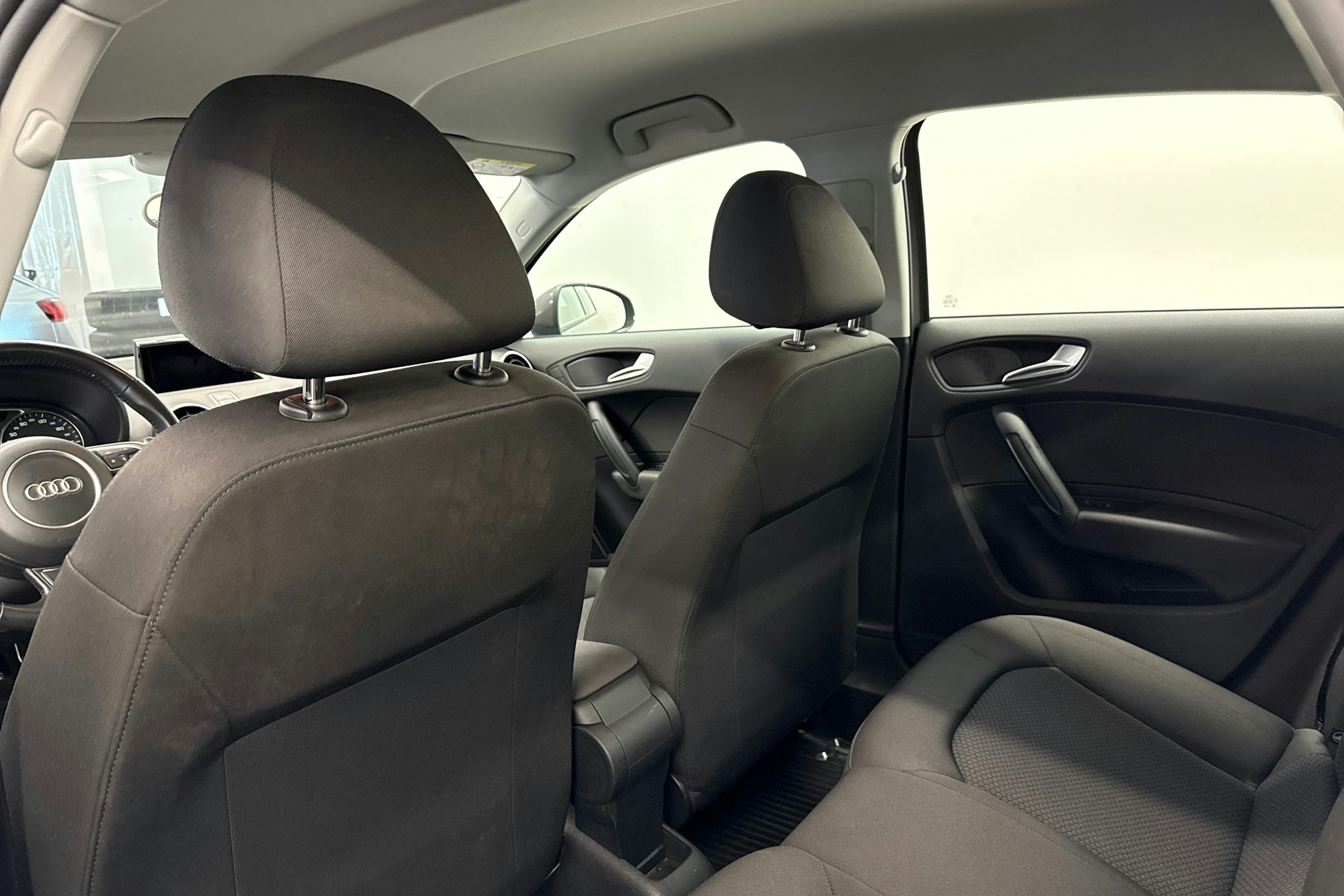 ruskea (beige) Audi A1 2016 kuva 12.