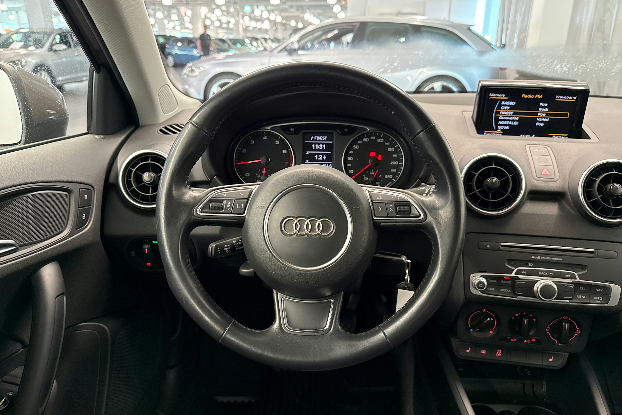 ruskea (beige) Audi A1 2016 kuva 13.