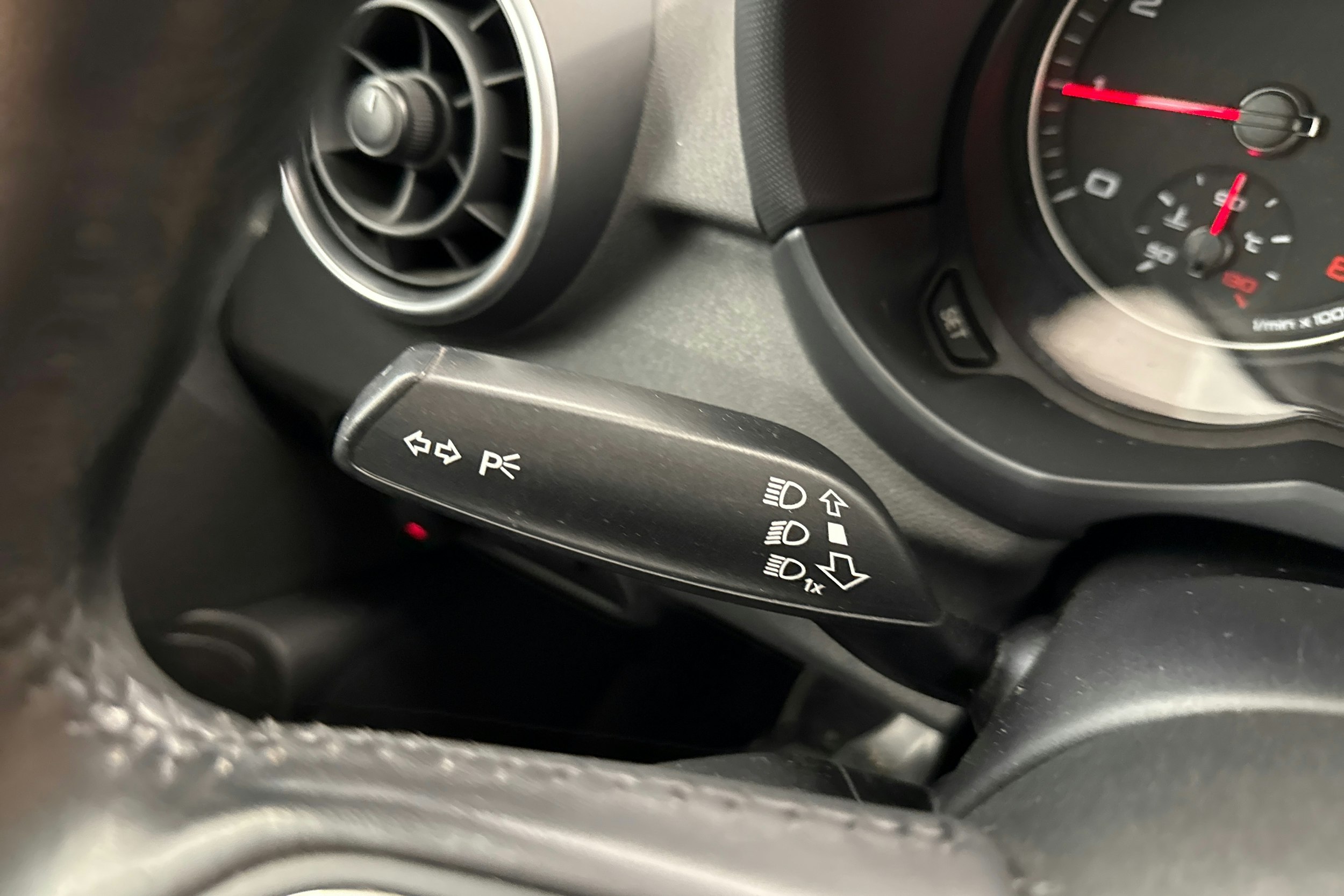 ruskea (beige) Audi A1 2016 kuva 15.