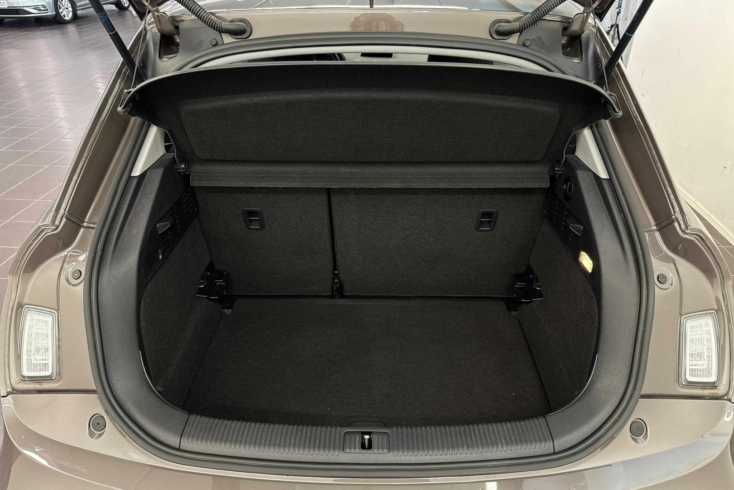 ruskea (beige) Audi A1 2016 kuva 28.