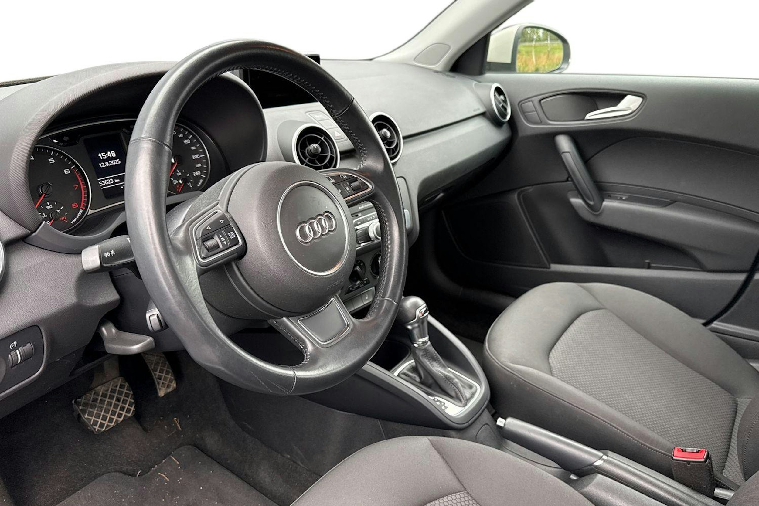 ruskea (beige) Audi A1 2016 kuva 3.