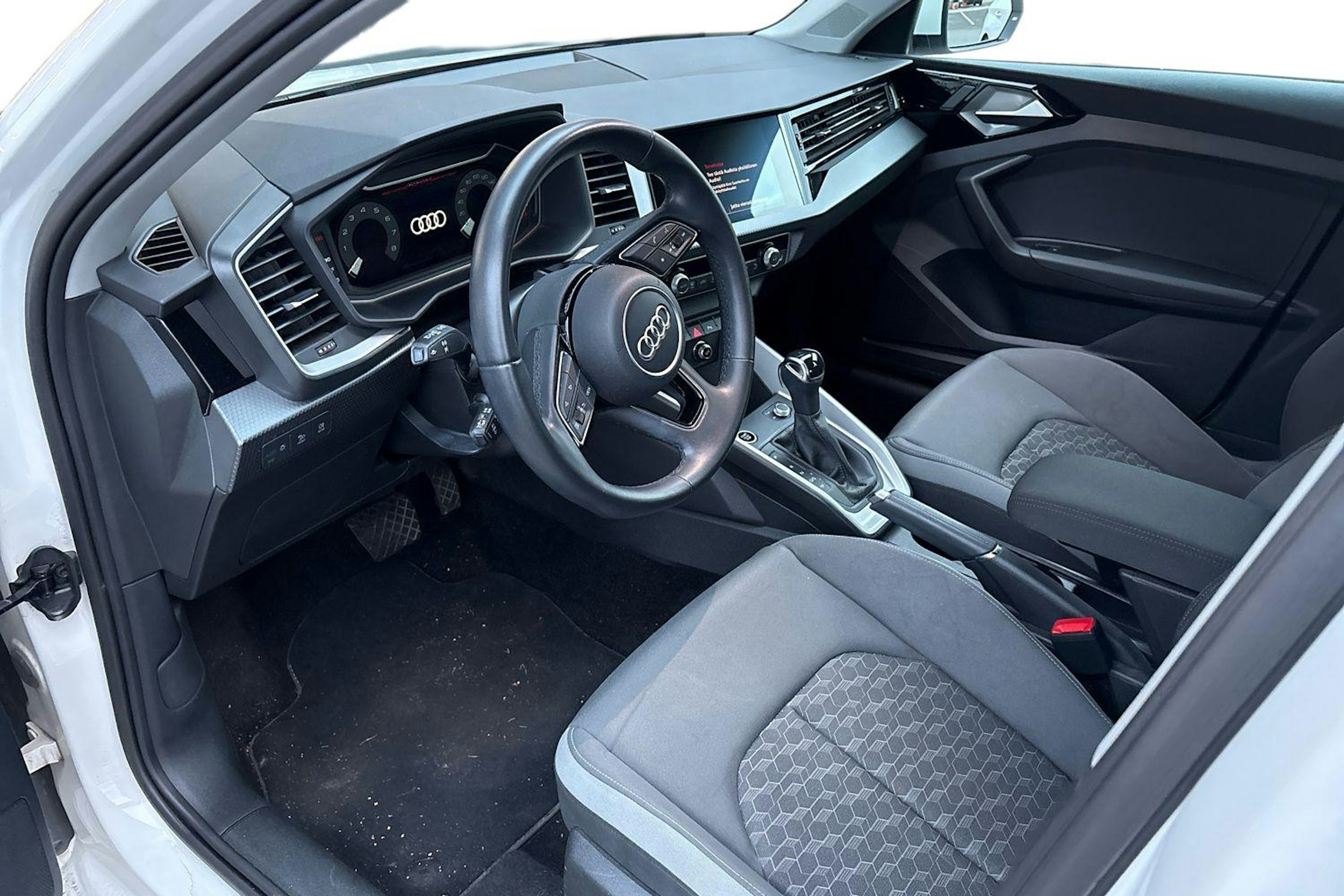 valkoinen Audi A1 2022 kuva 3.