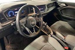 sininen Audi A1 2023 kuva 3.
