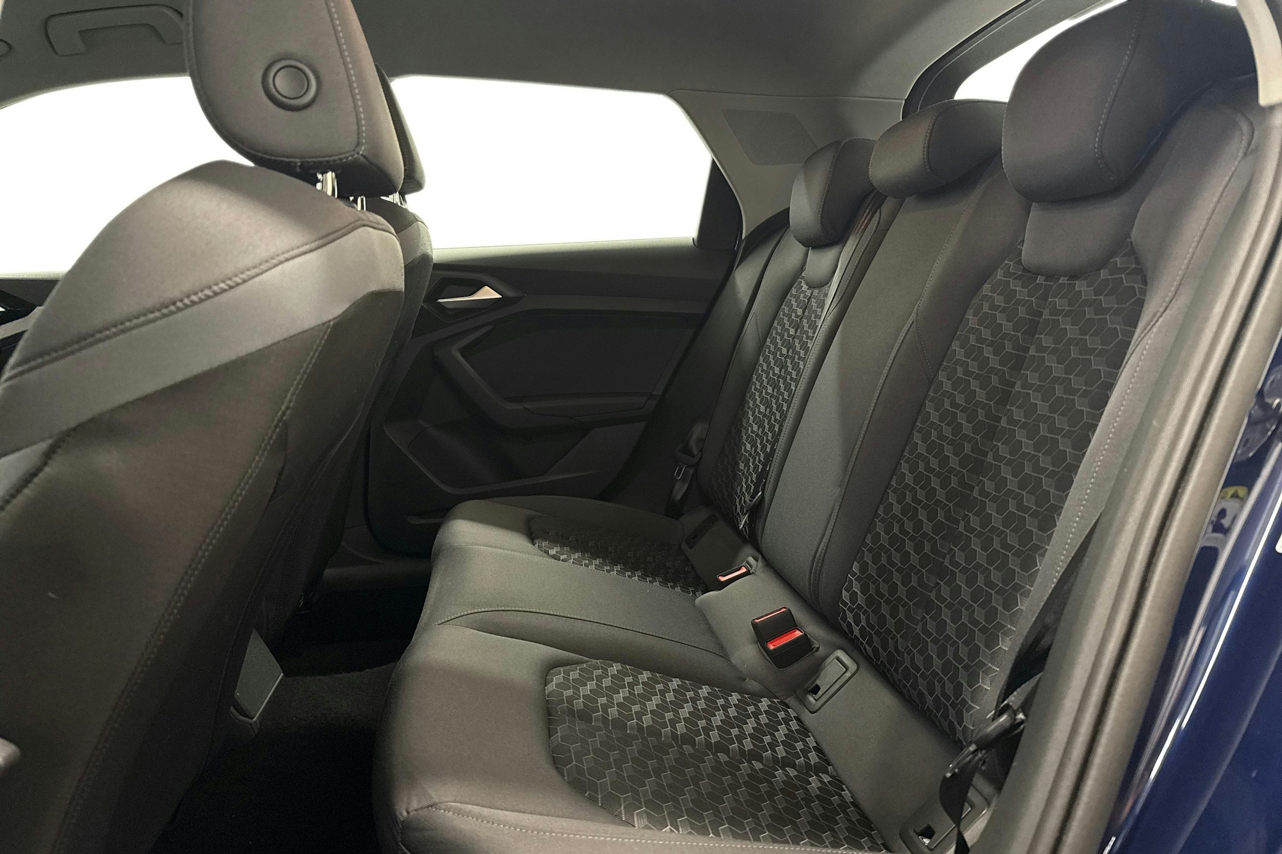 sininen Audi A1 2023 kuva 8.