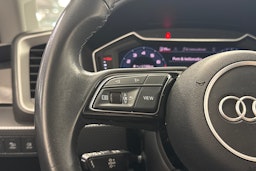 sininen Audi A1 2023 kuva 13.