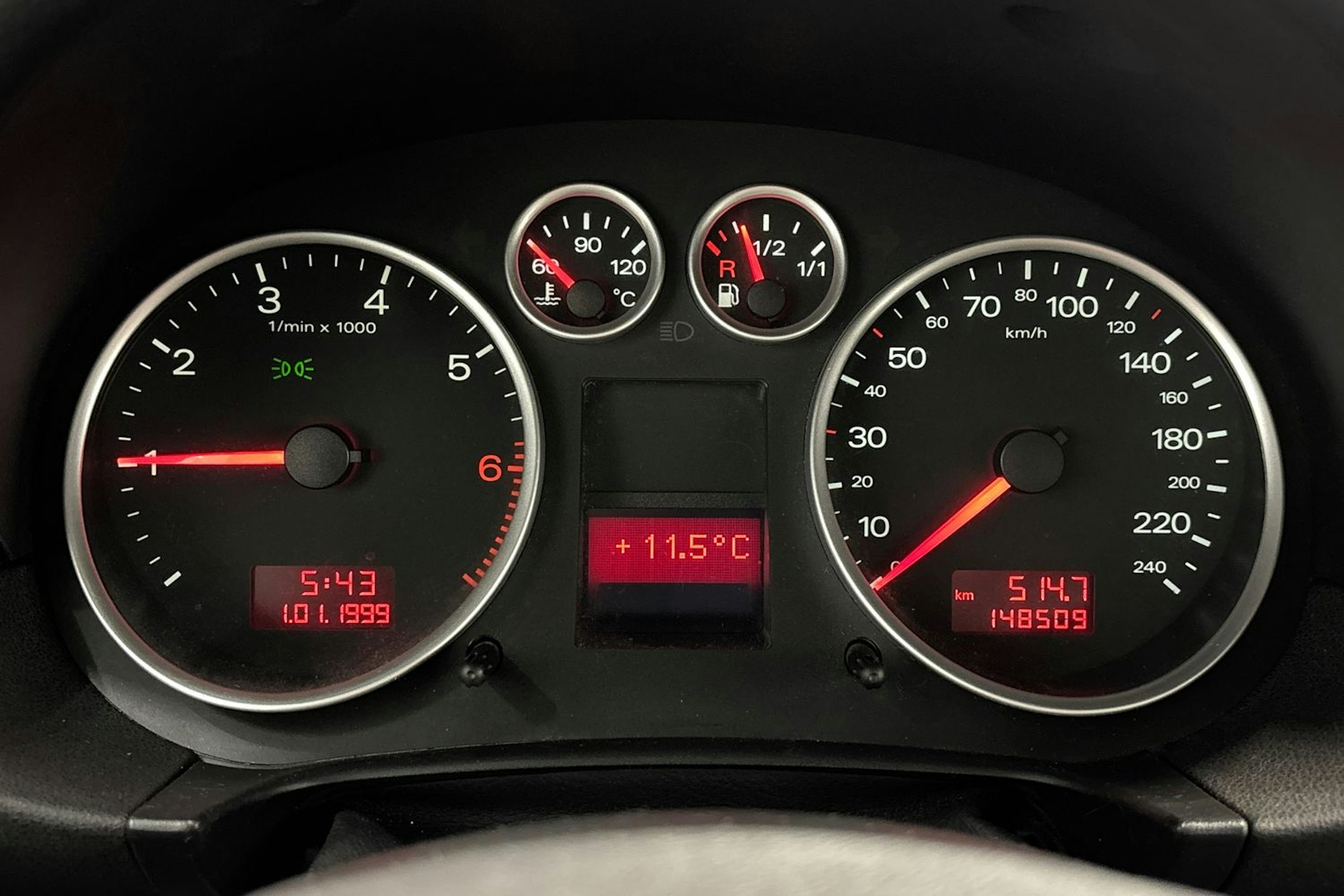 Harmaa Audi A2 2001 kuva 15.