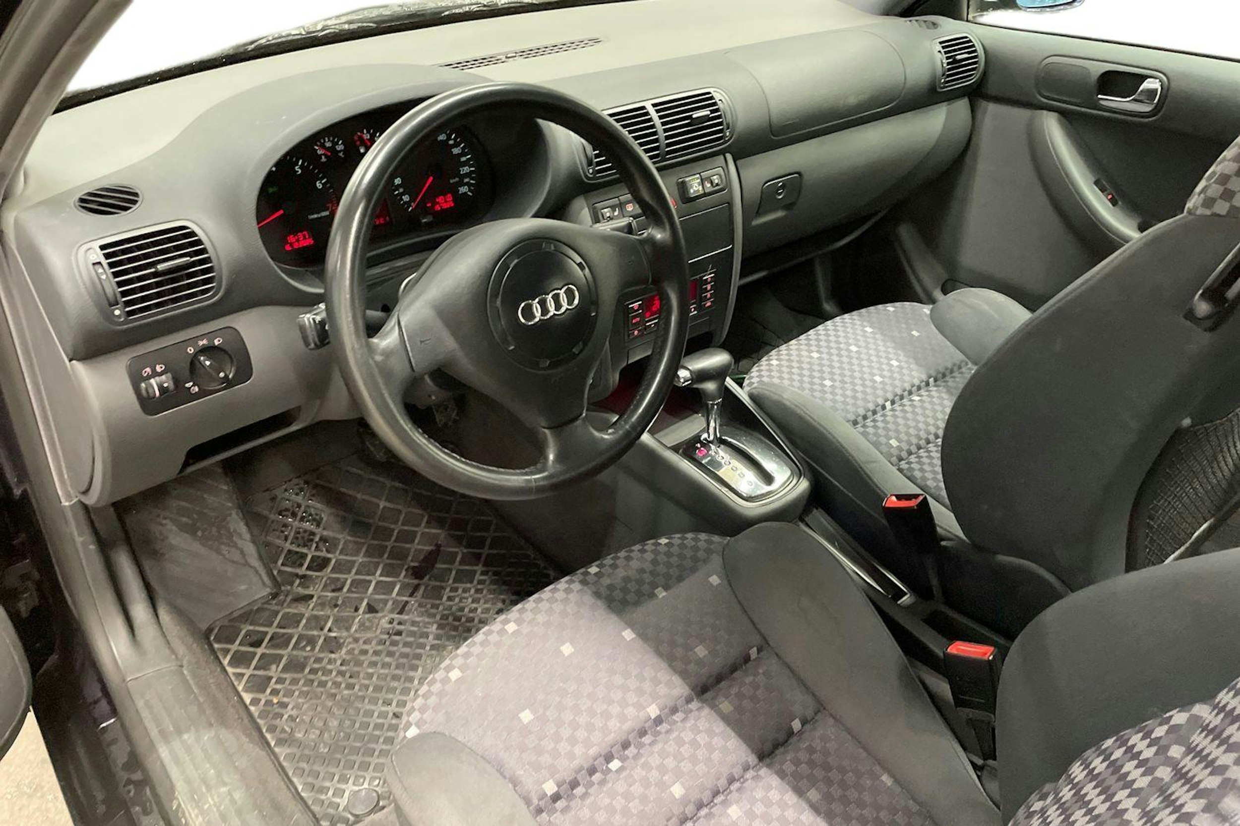 sininen Audi A3 1999 kuva 6.