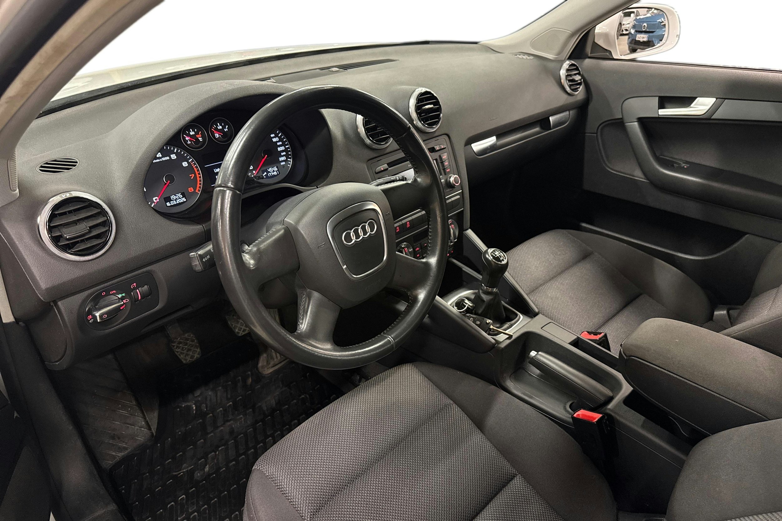 valkoinen Audi A3 2010 kuva 3.