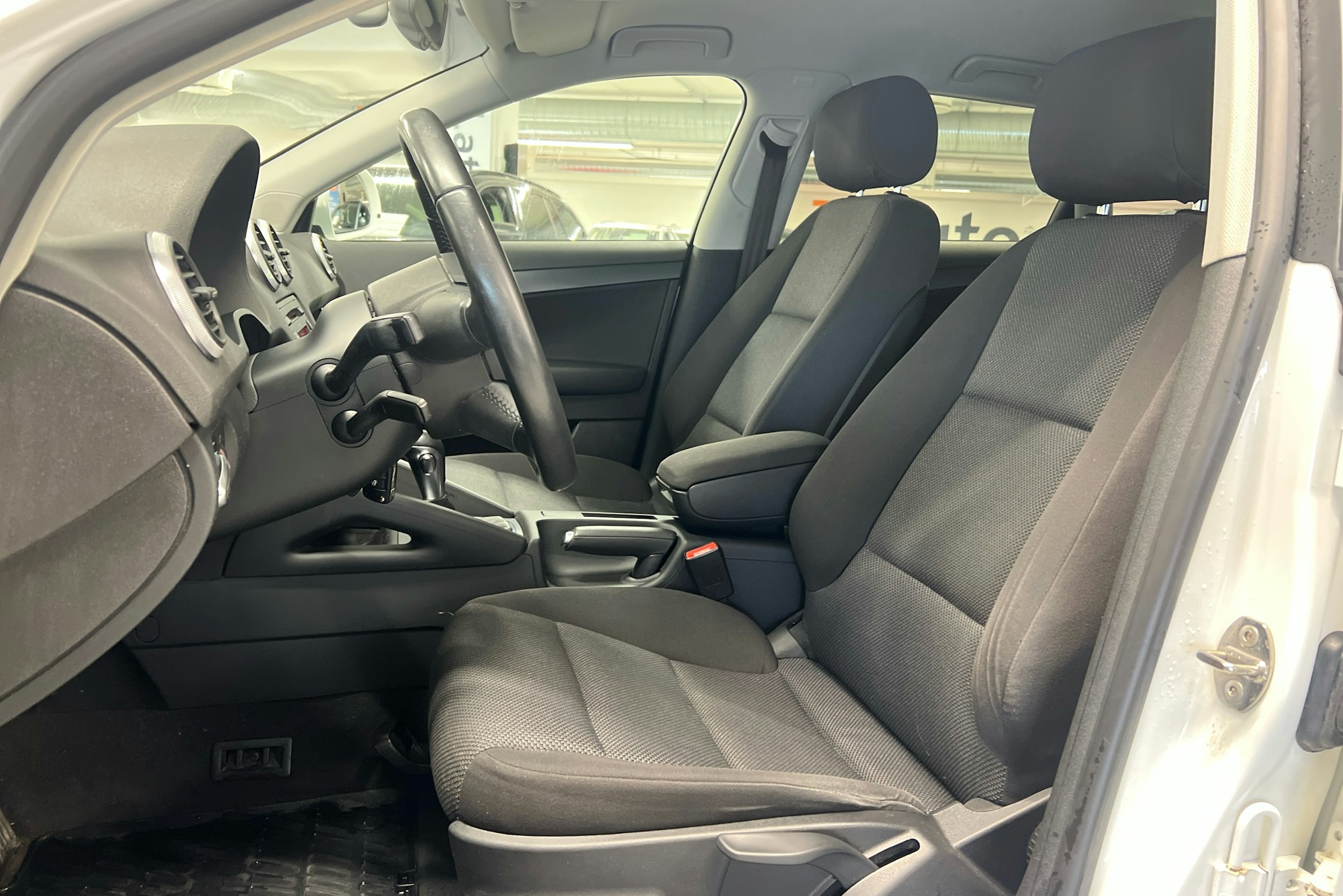 valkoinen Audi A3 2010 kuva 6.
