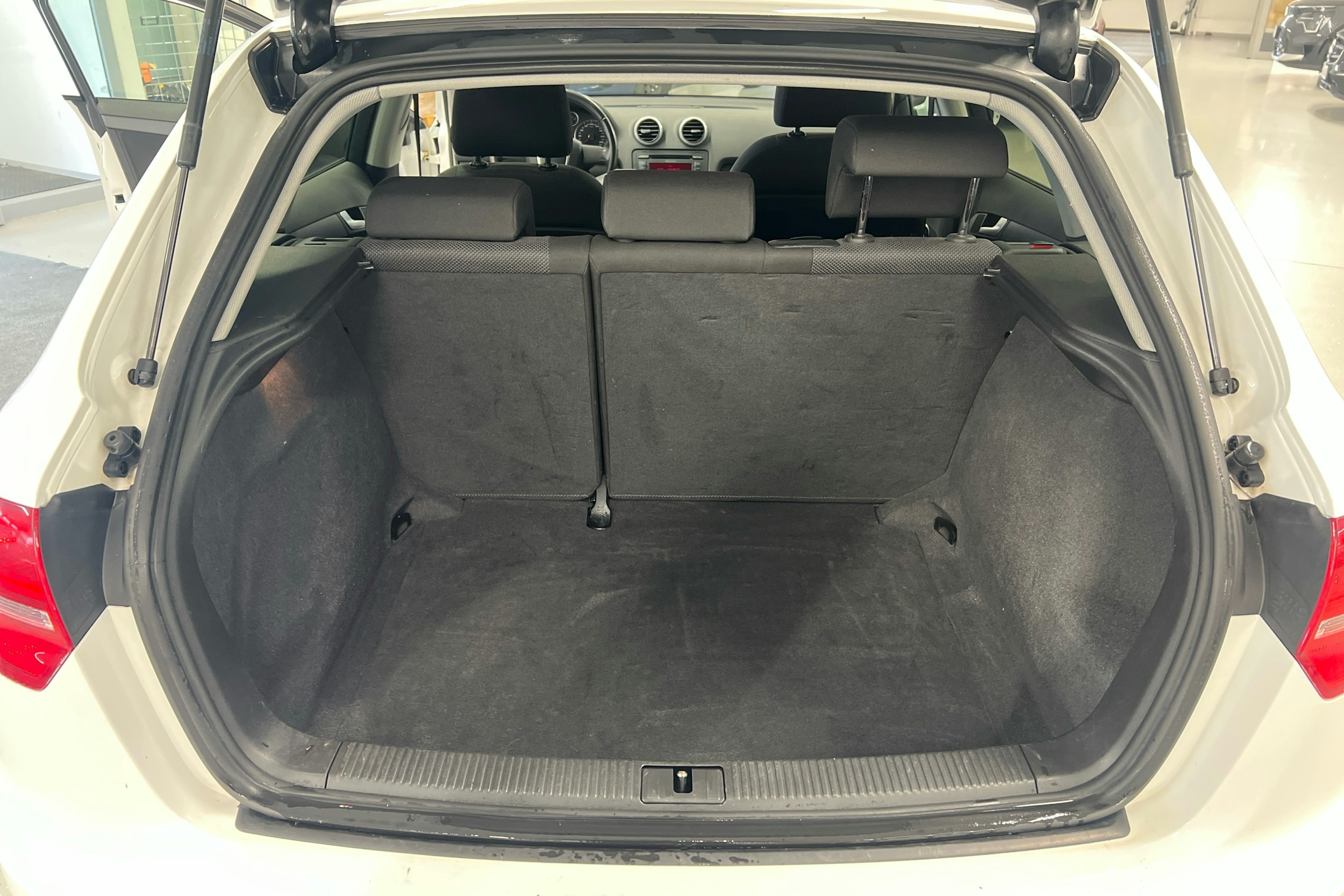 valkoinen Audi A3 2010 kuva 18.