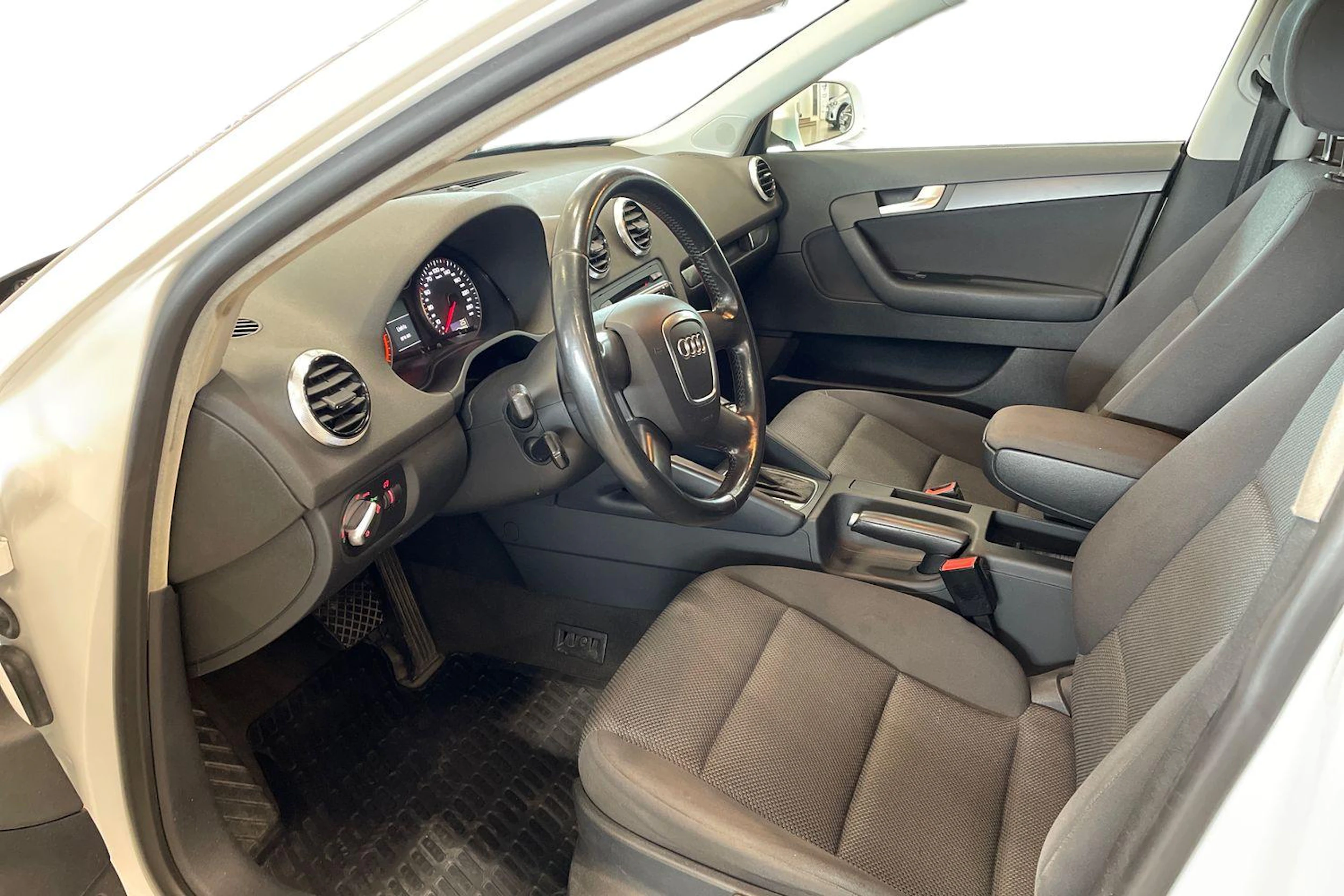 valkoinen Audi A3 2011 kuva 6.