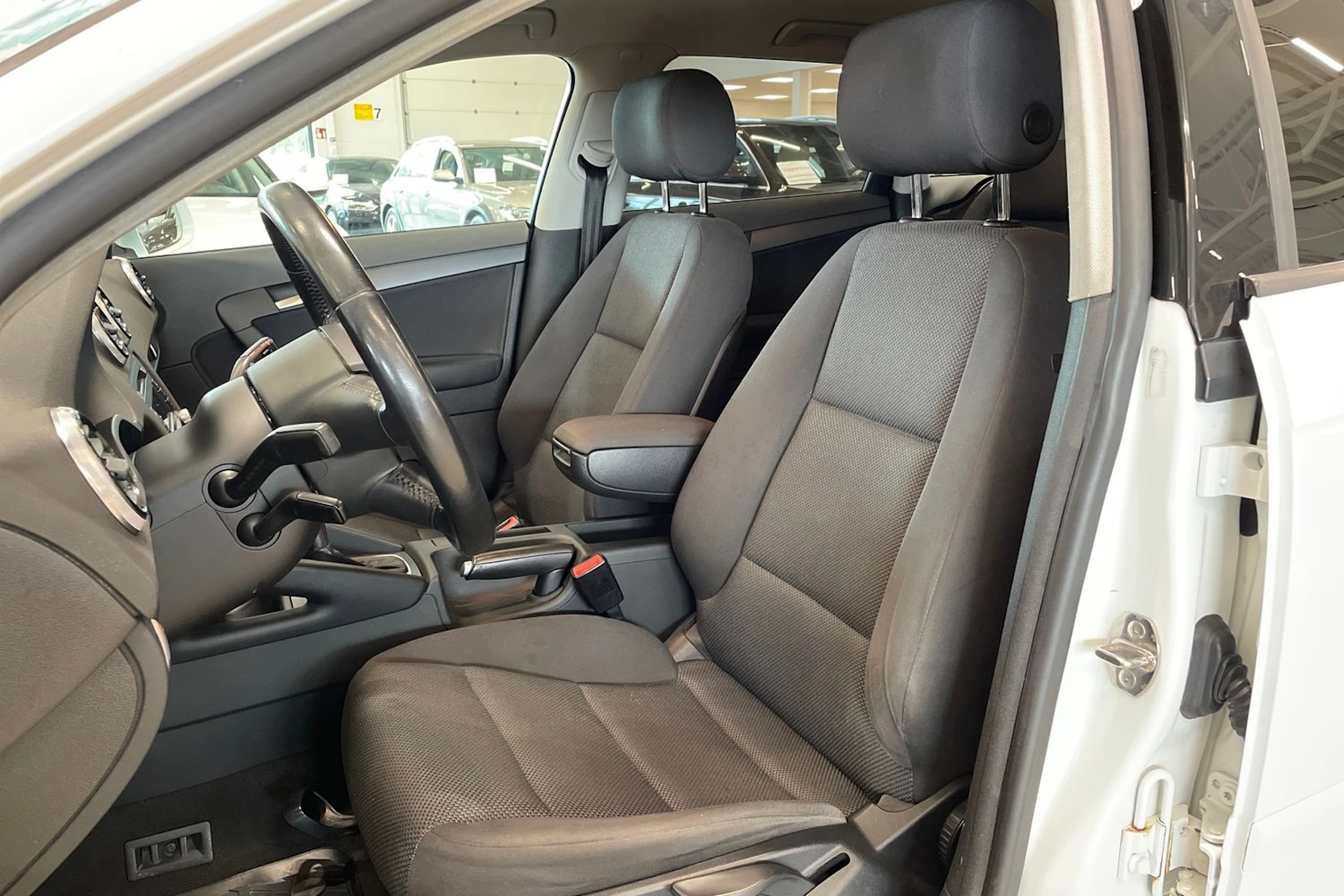 valkoinen Audi A3 2011 kuva 11.