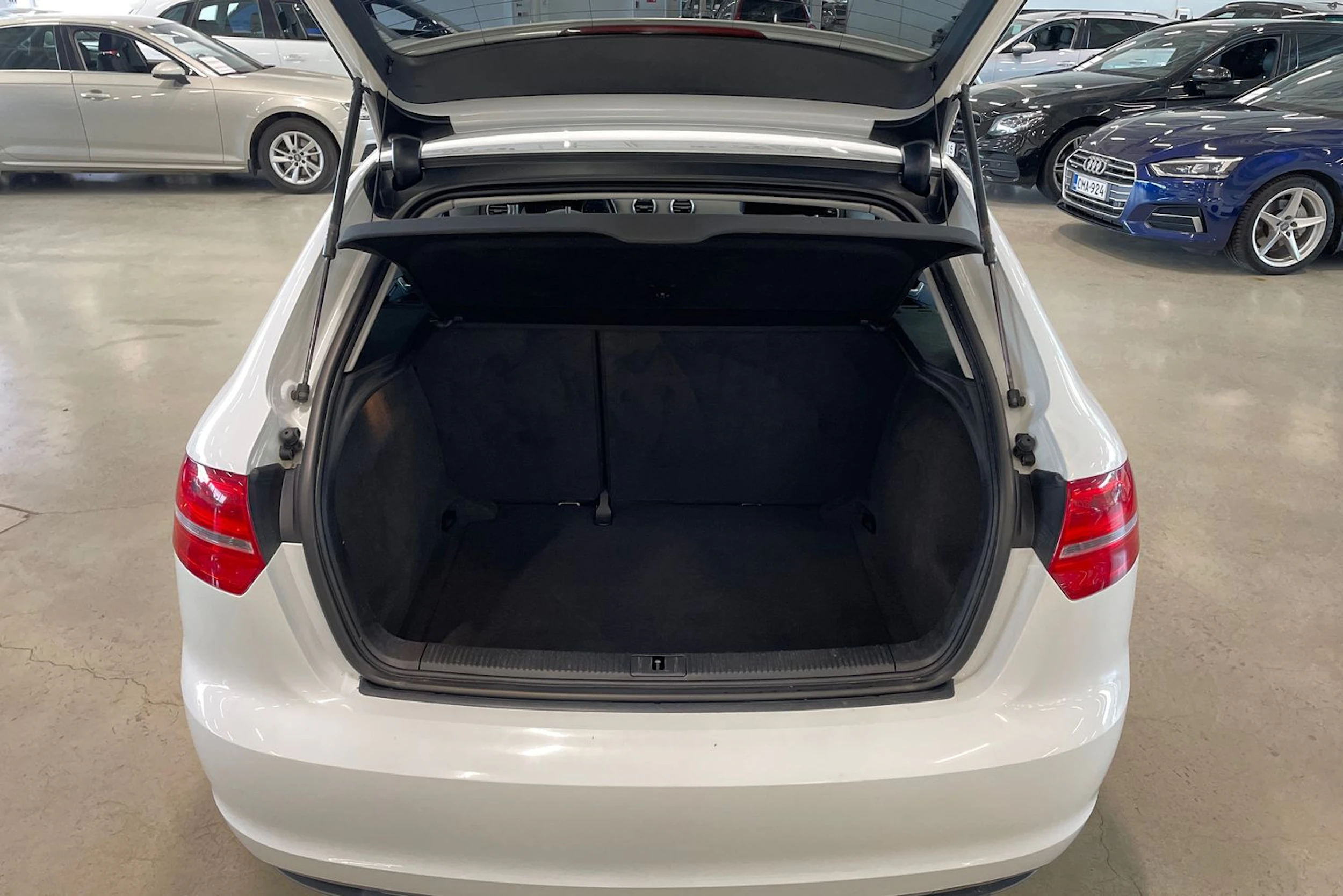 valkoinen Audi A3 2011 kuva 19.