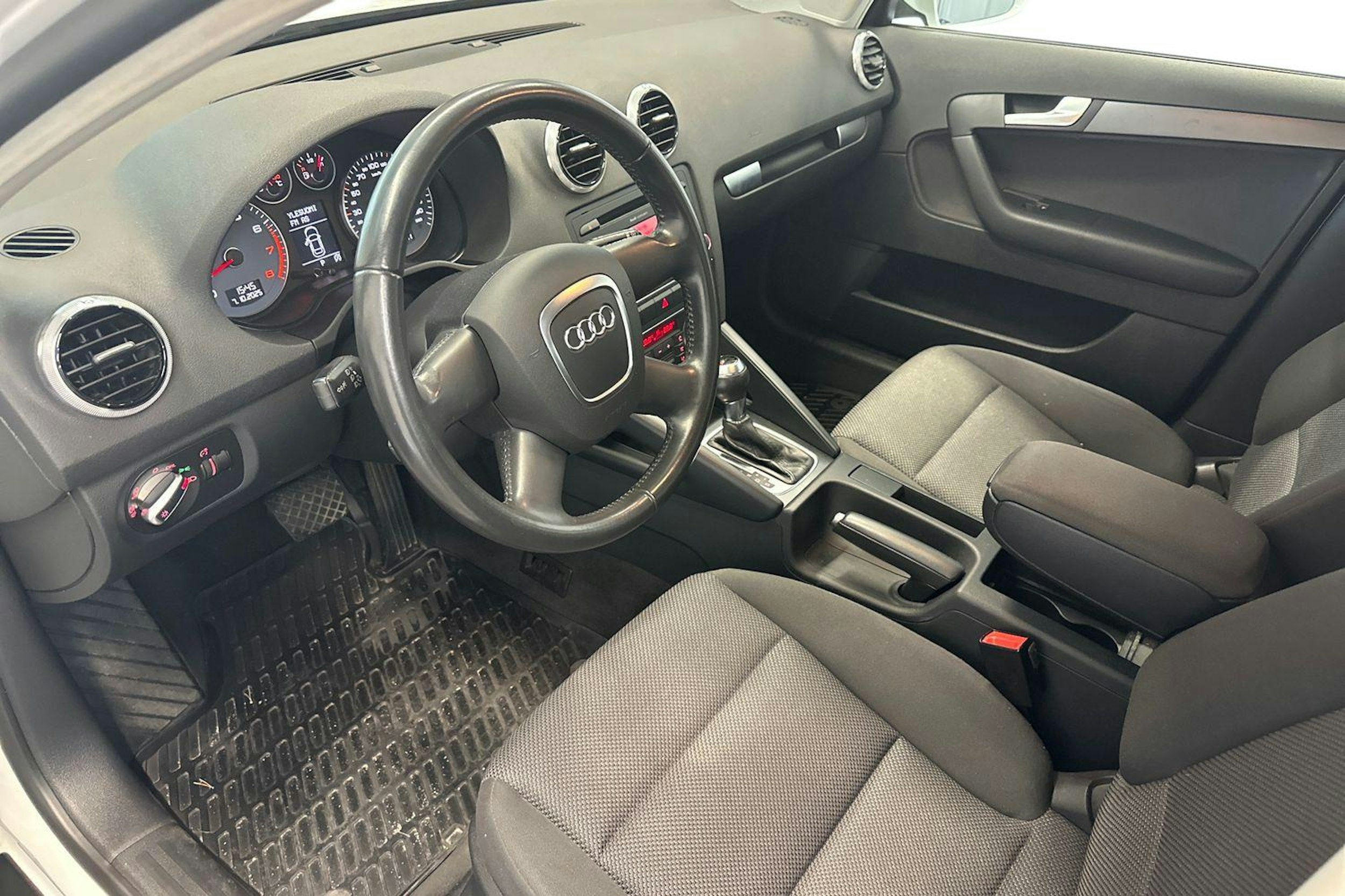 valkoinen Audi A3 2011 kuva 3.