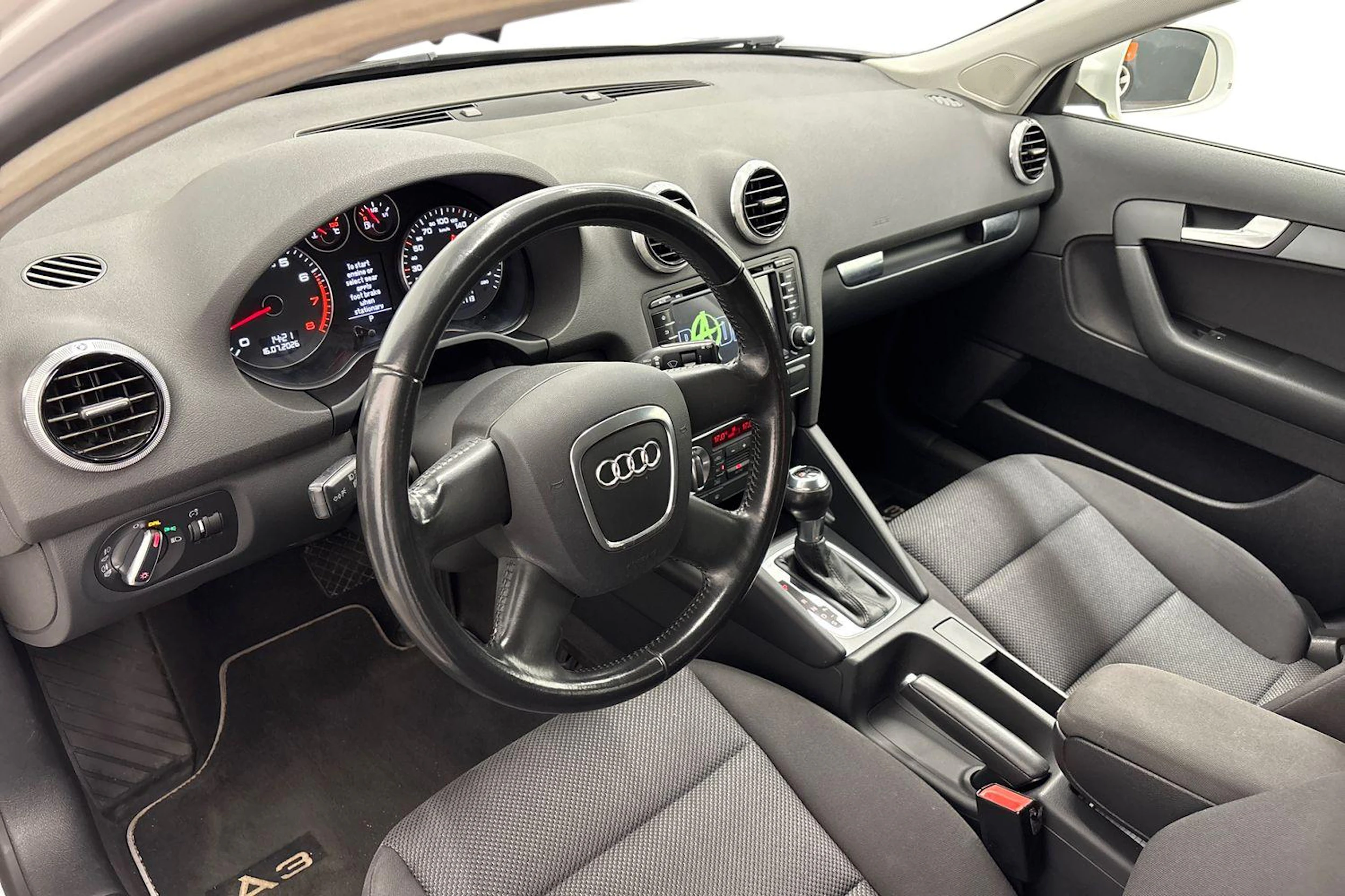 valkoinen Audi A3 2011 kuva 6.