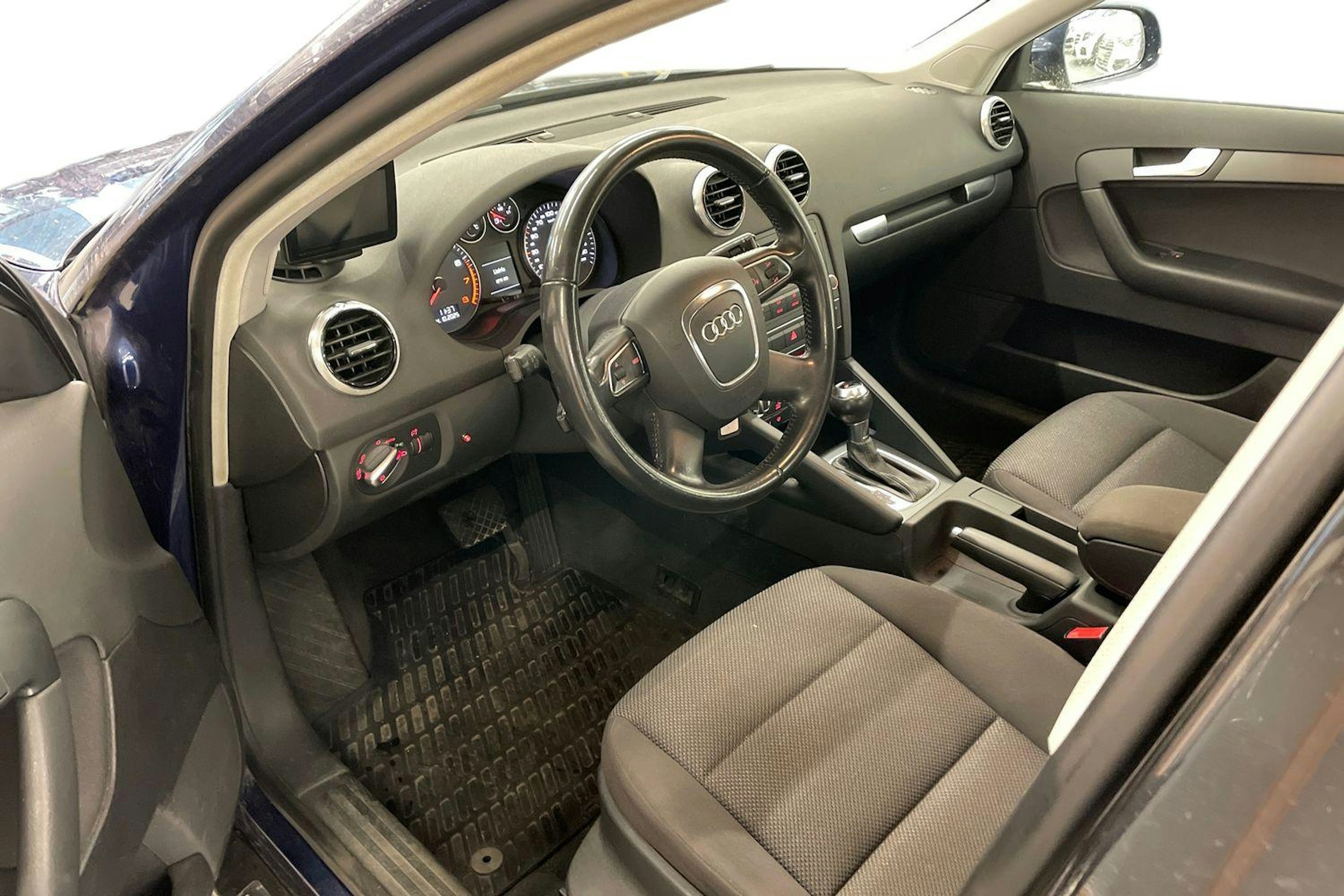 Sininen Audi A3 2012 kuva 3.