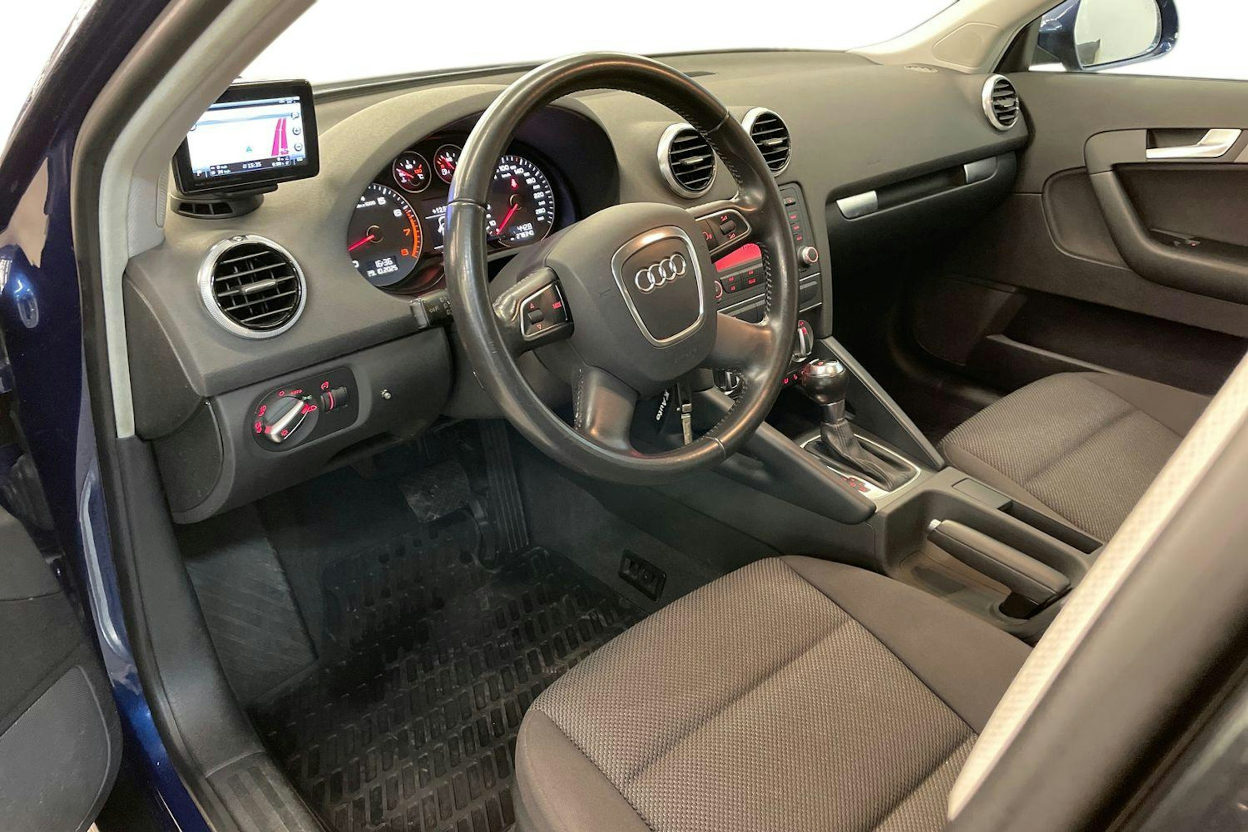 Sininen Audi A3 2012 kuva 7.