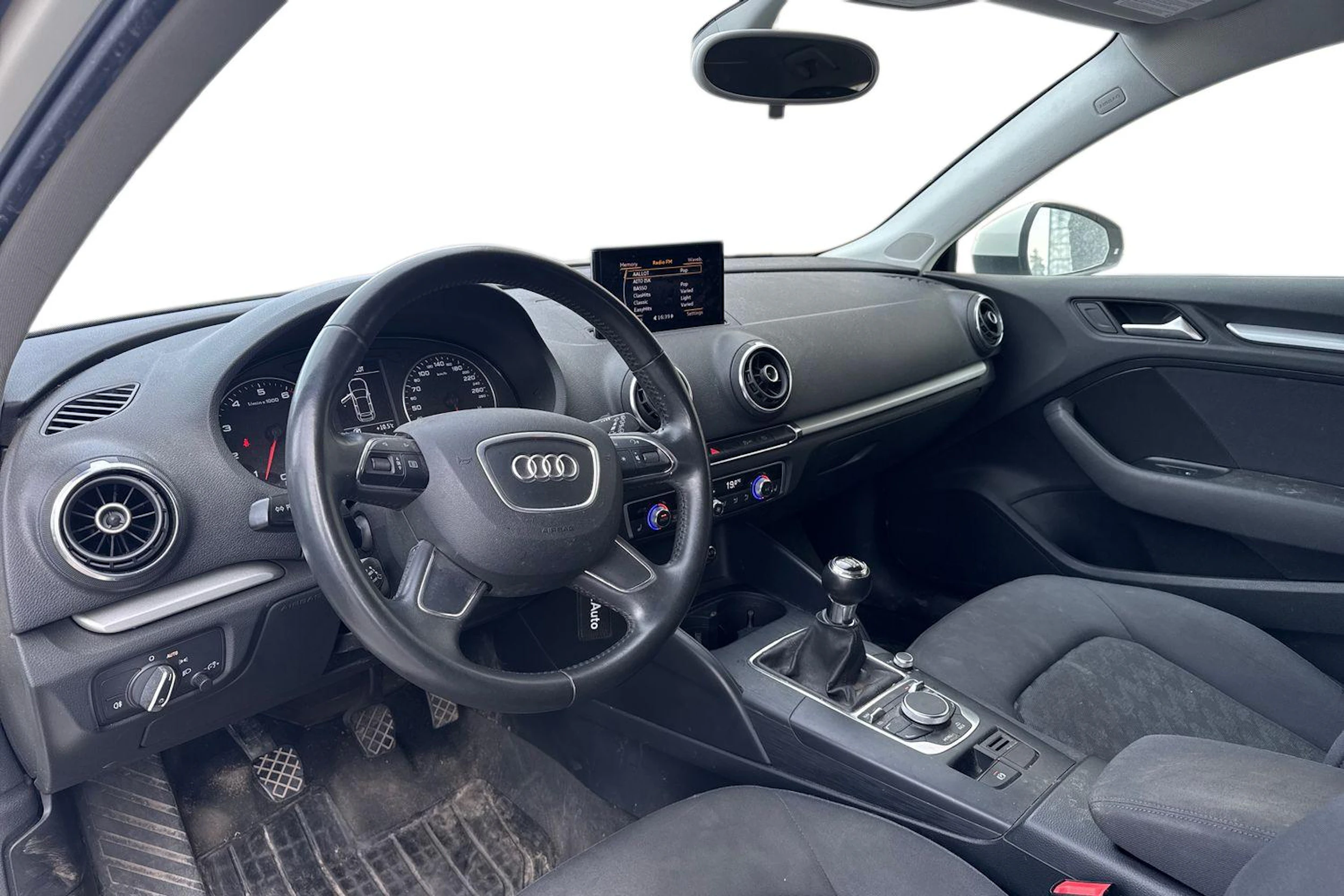 valkoinen Audi A3 2012 kuva 3.