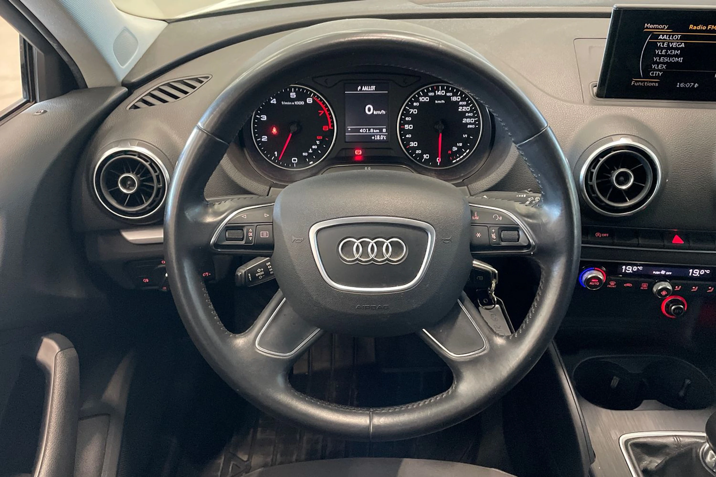 valkoinen Audi A3 2013 kuva 16.