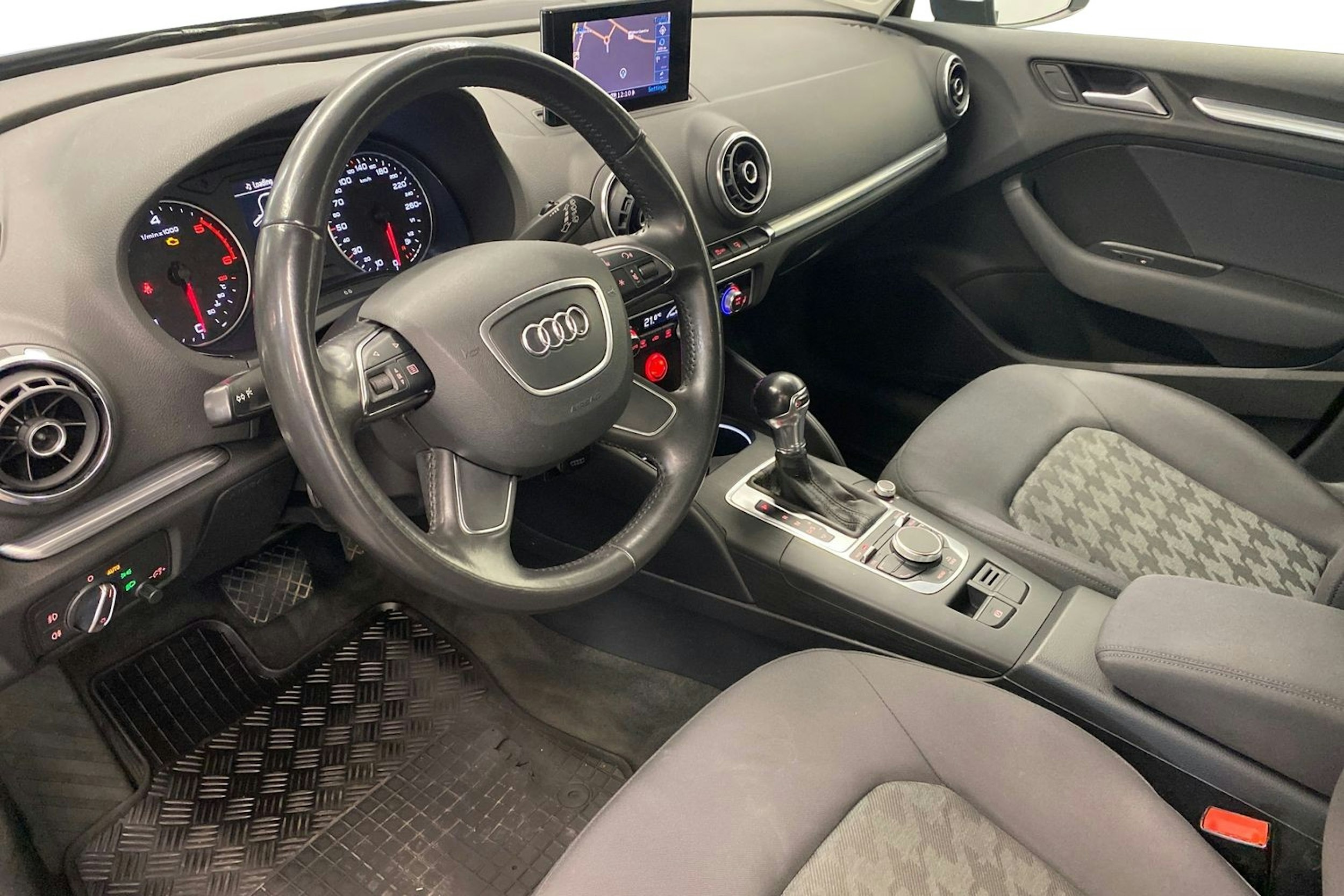 sininen Audi A3 2013 kuva 7.
