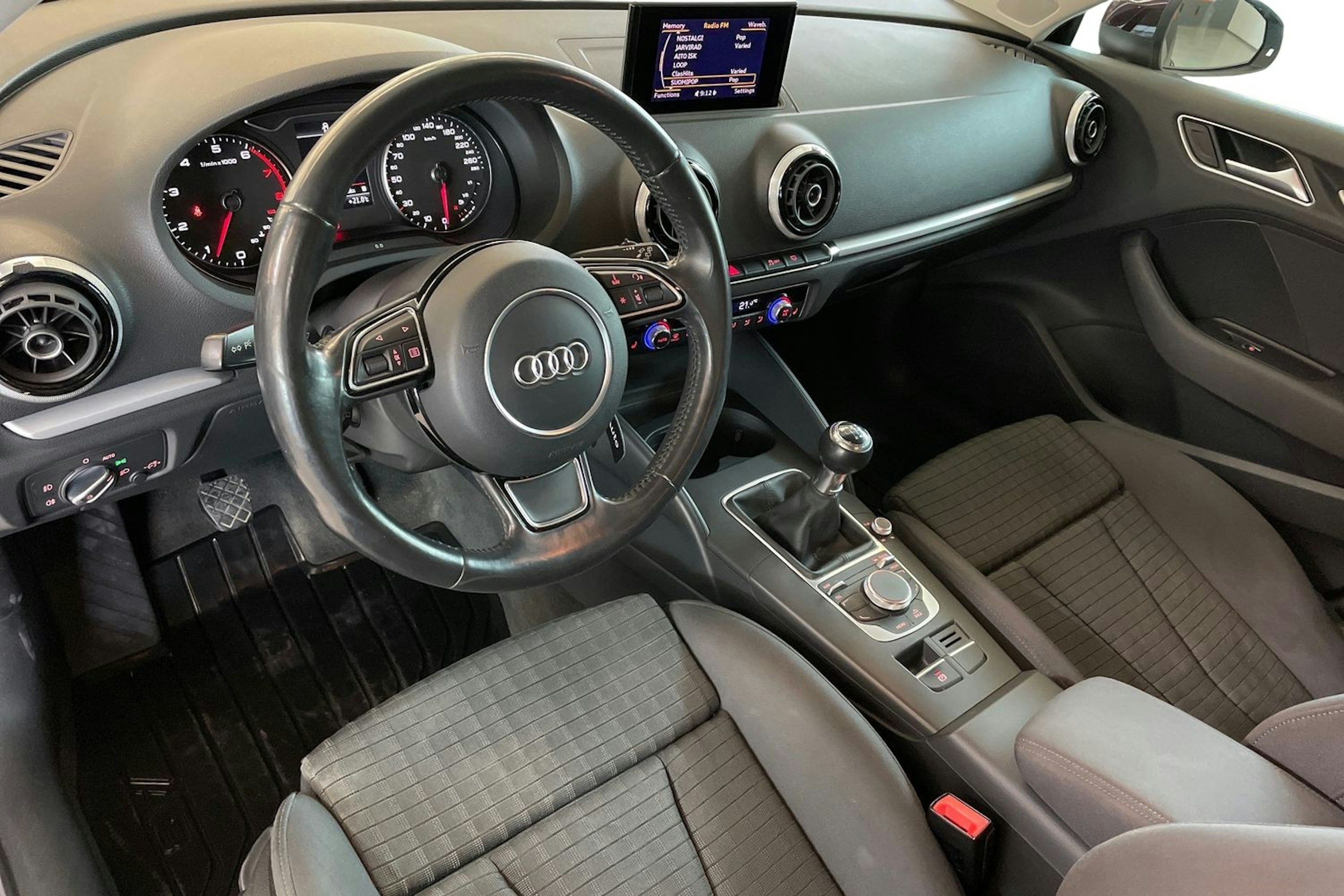 Punainen Audi A3 2013 kuva 7.