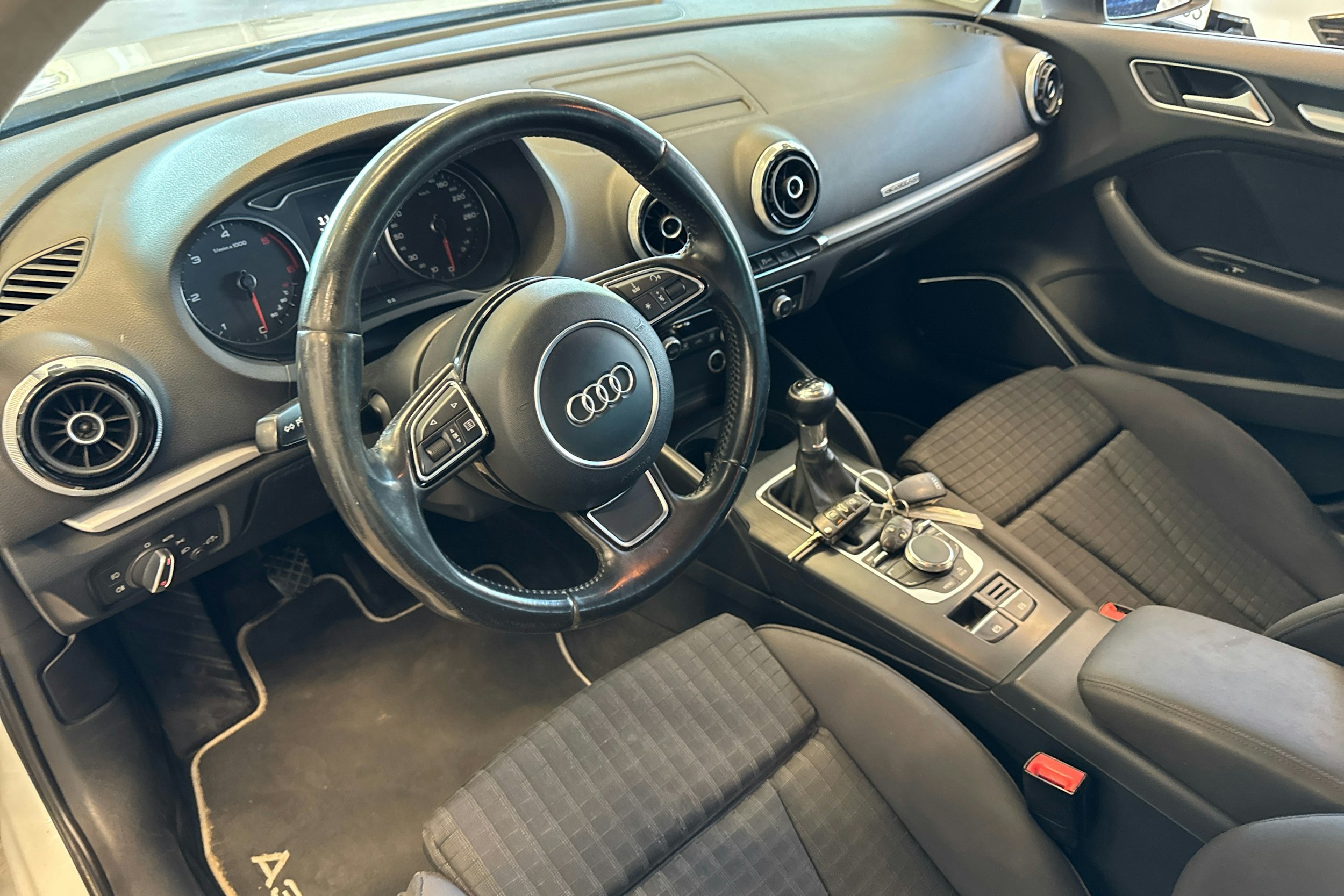 Valkoinen Audi A3 2013 kuva 6.