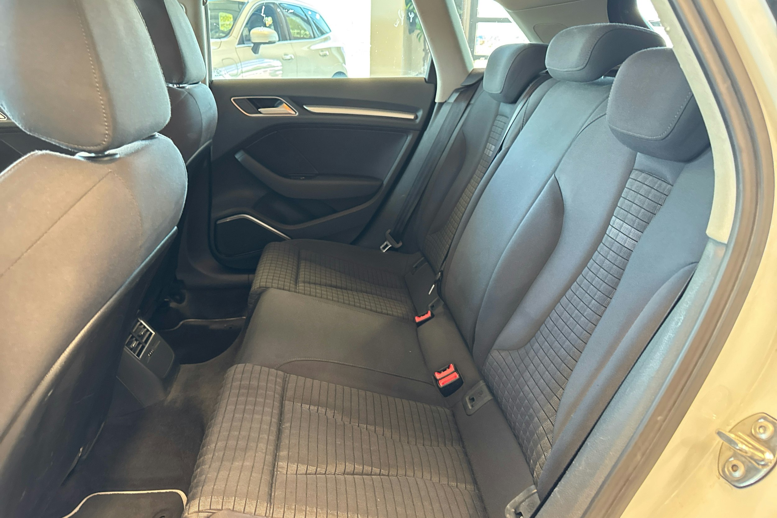 Valkoinen Audi A3 2013 kuva 8.