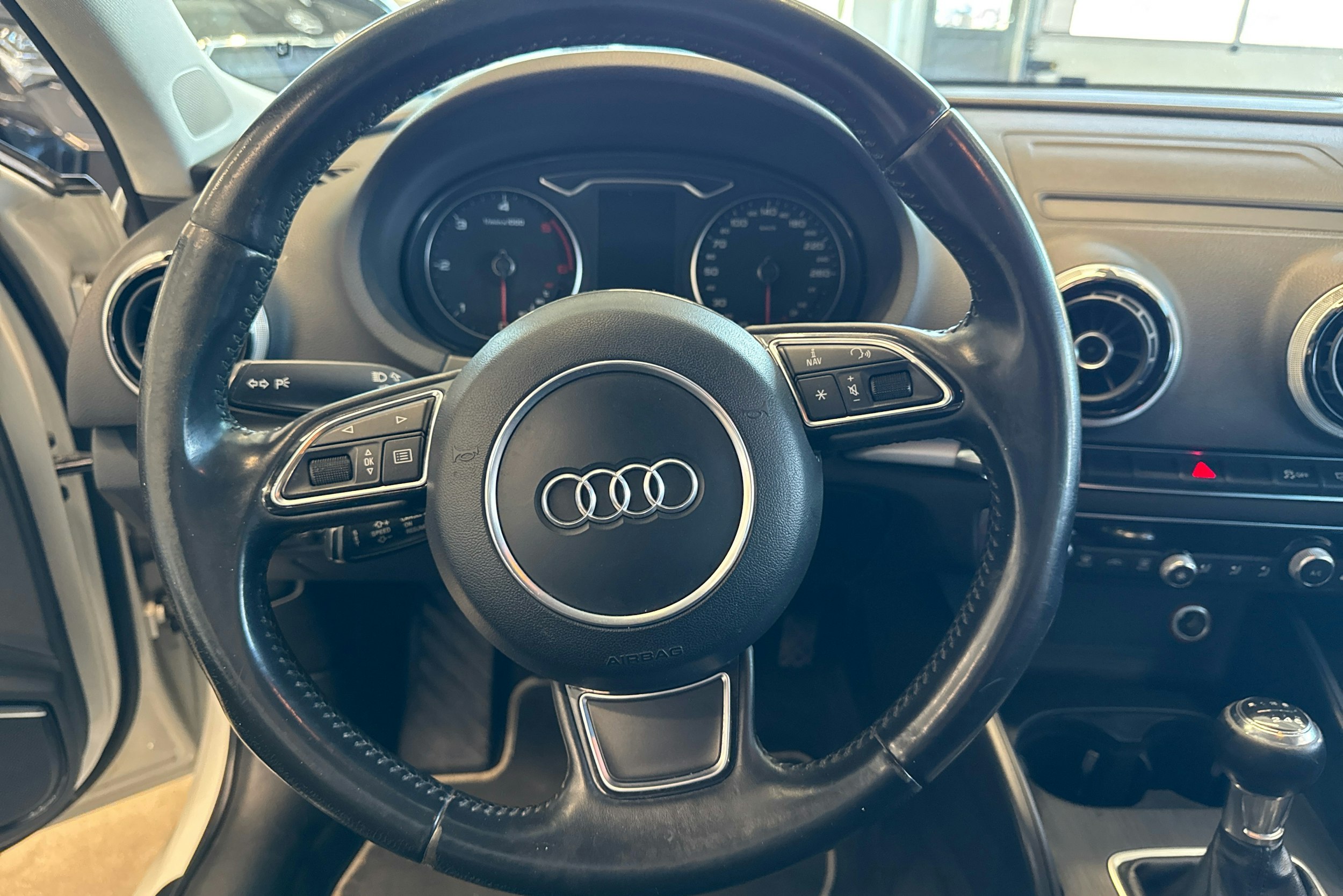 Valkoinen Audi A3 2013 kuva 11.