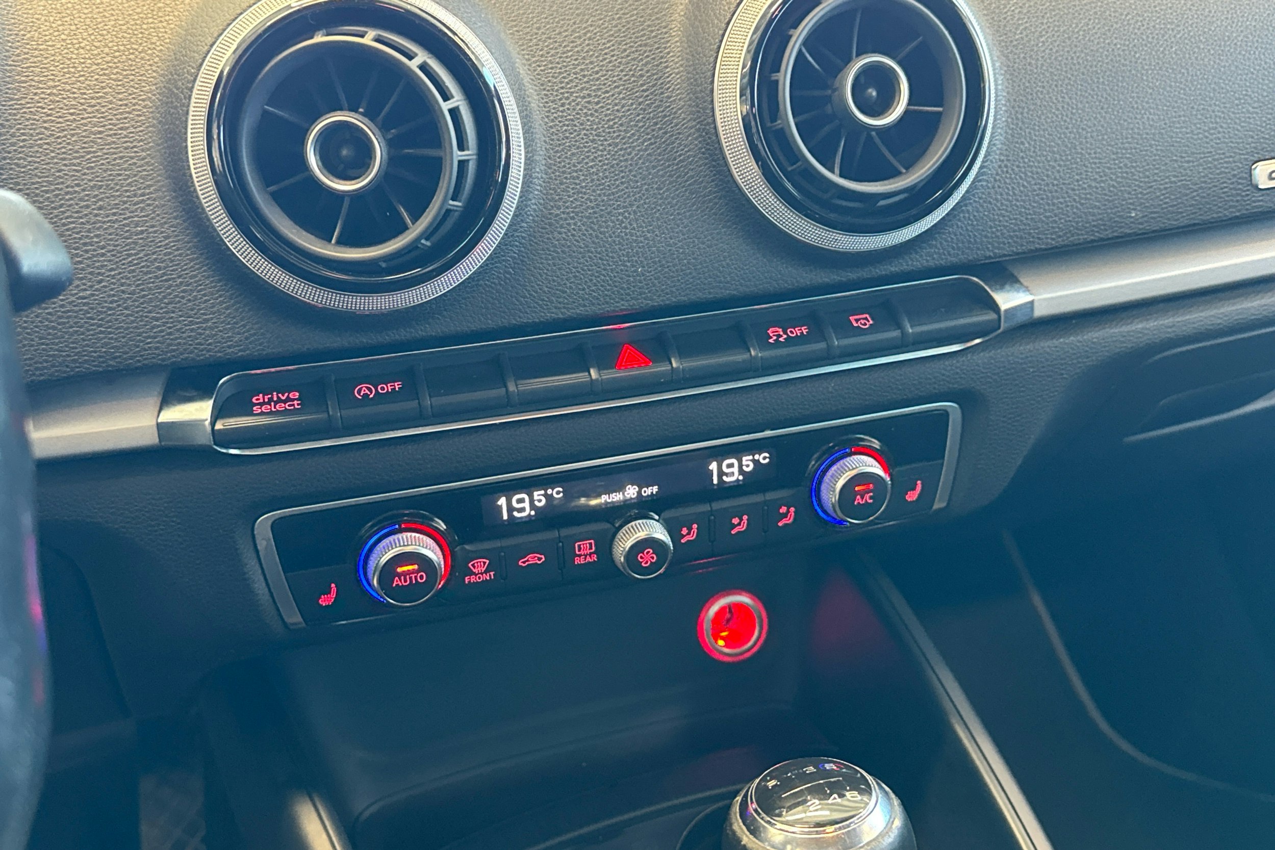 Valkoinen Audi A3 2013 kuva 17.
