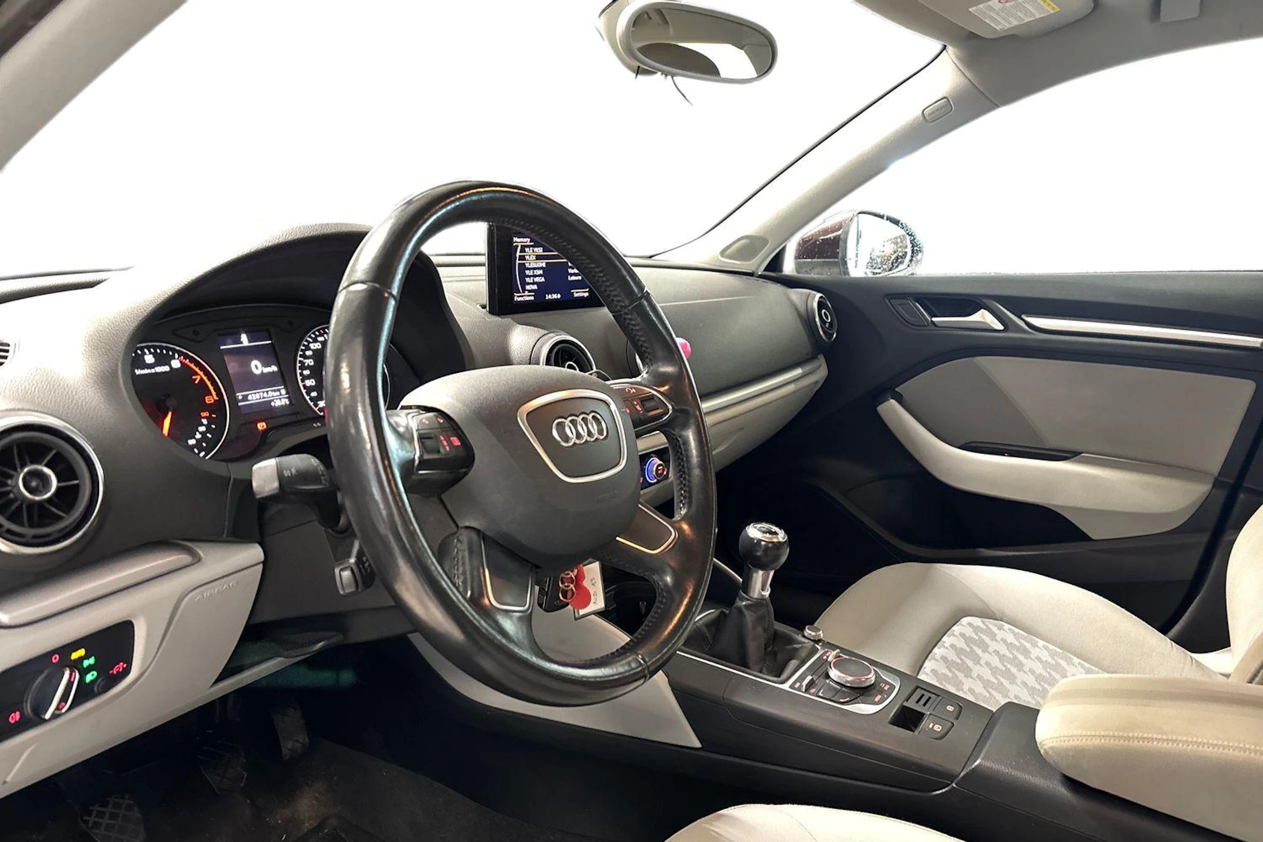 punainen Audi A3 2013 kuva 3.