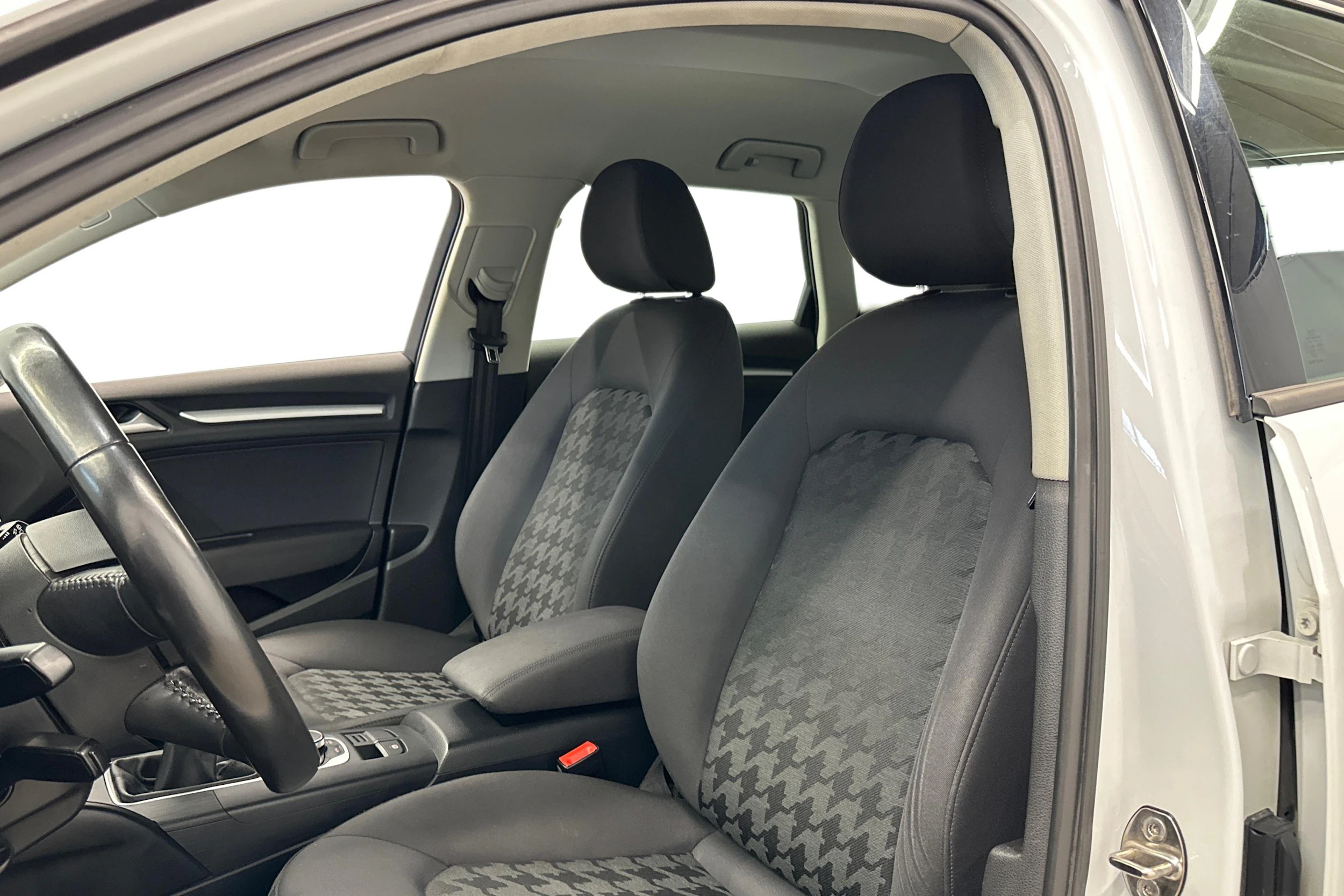 valkoinen Audi A3 2013 kuva 6.