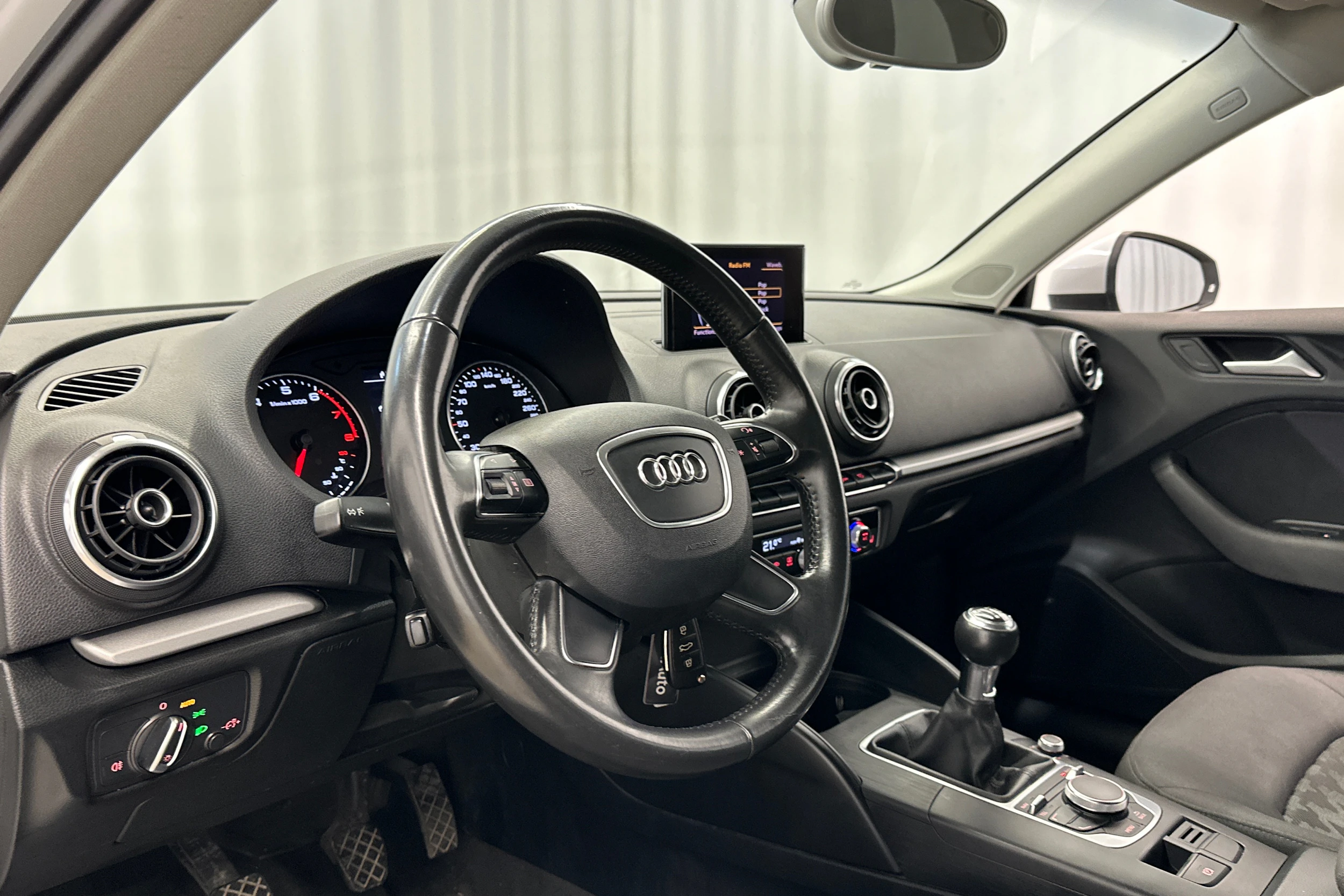 valkoinen Audi A3 2013 kuva 10.