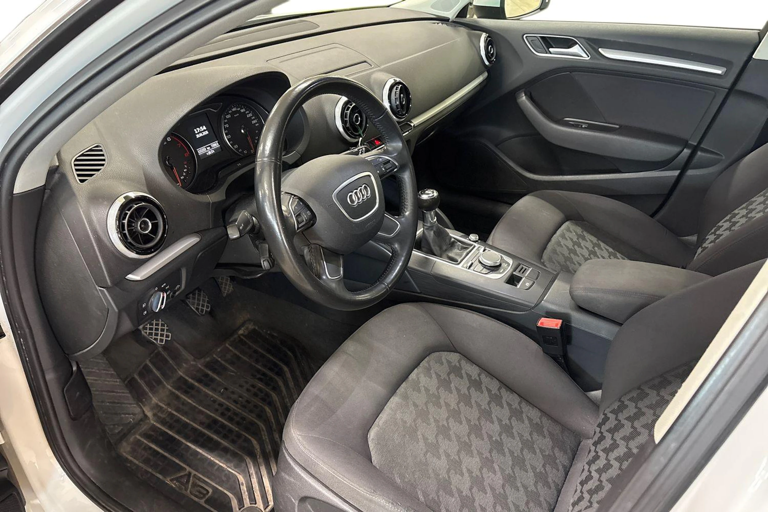 valkoinen Audi A3 2013 kuva 3.