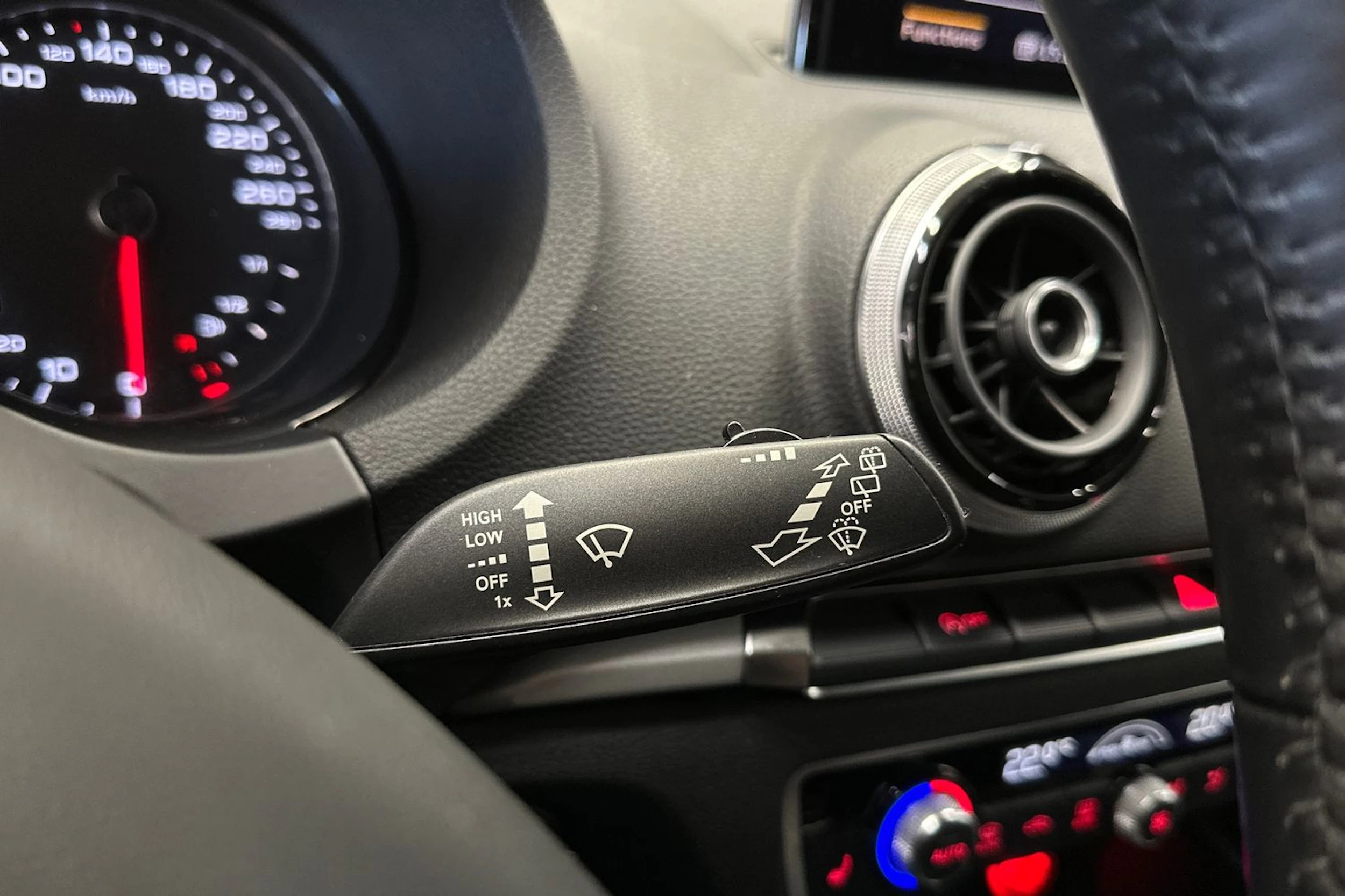 valkoinen Audi A3 2013 kuva 17.