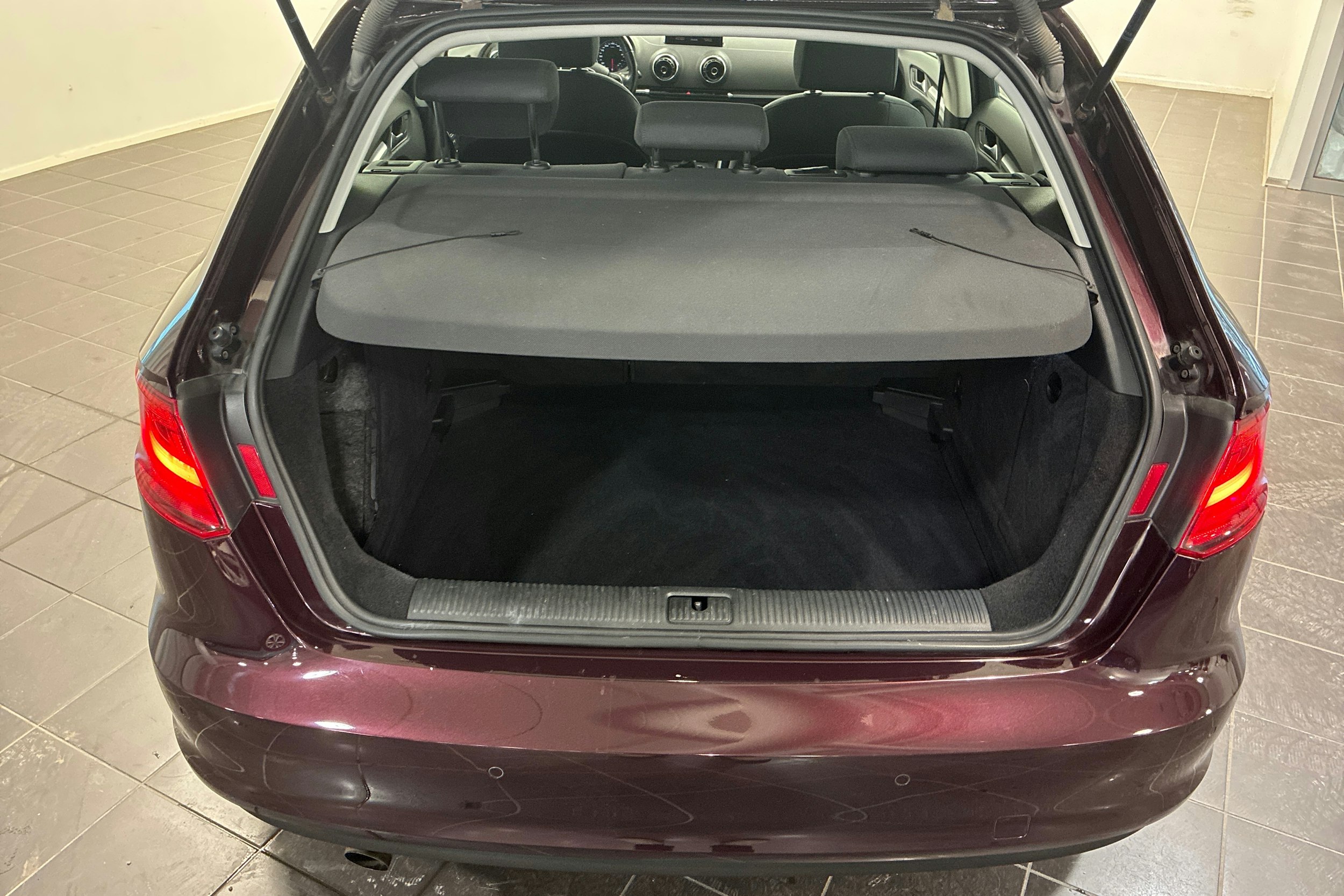 Punainen Audi A3 2014 kuva 11.