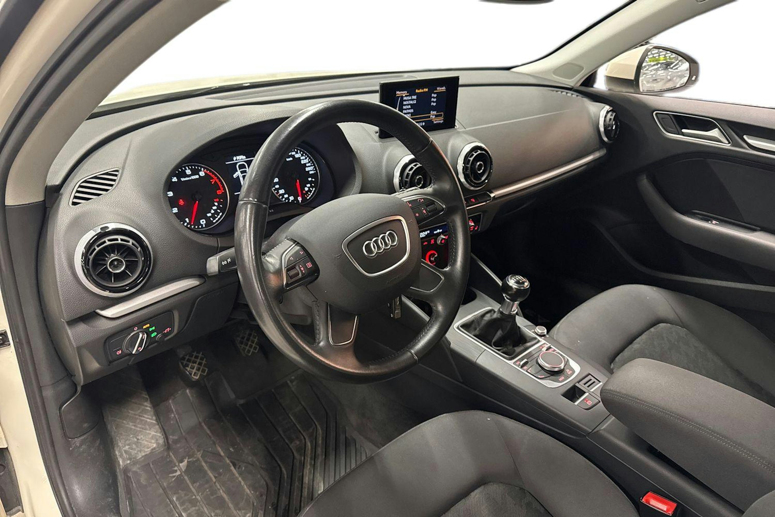 valkoinen Audi A3 2014 kuva 3.