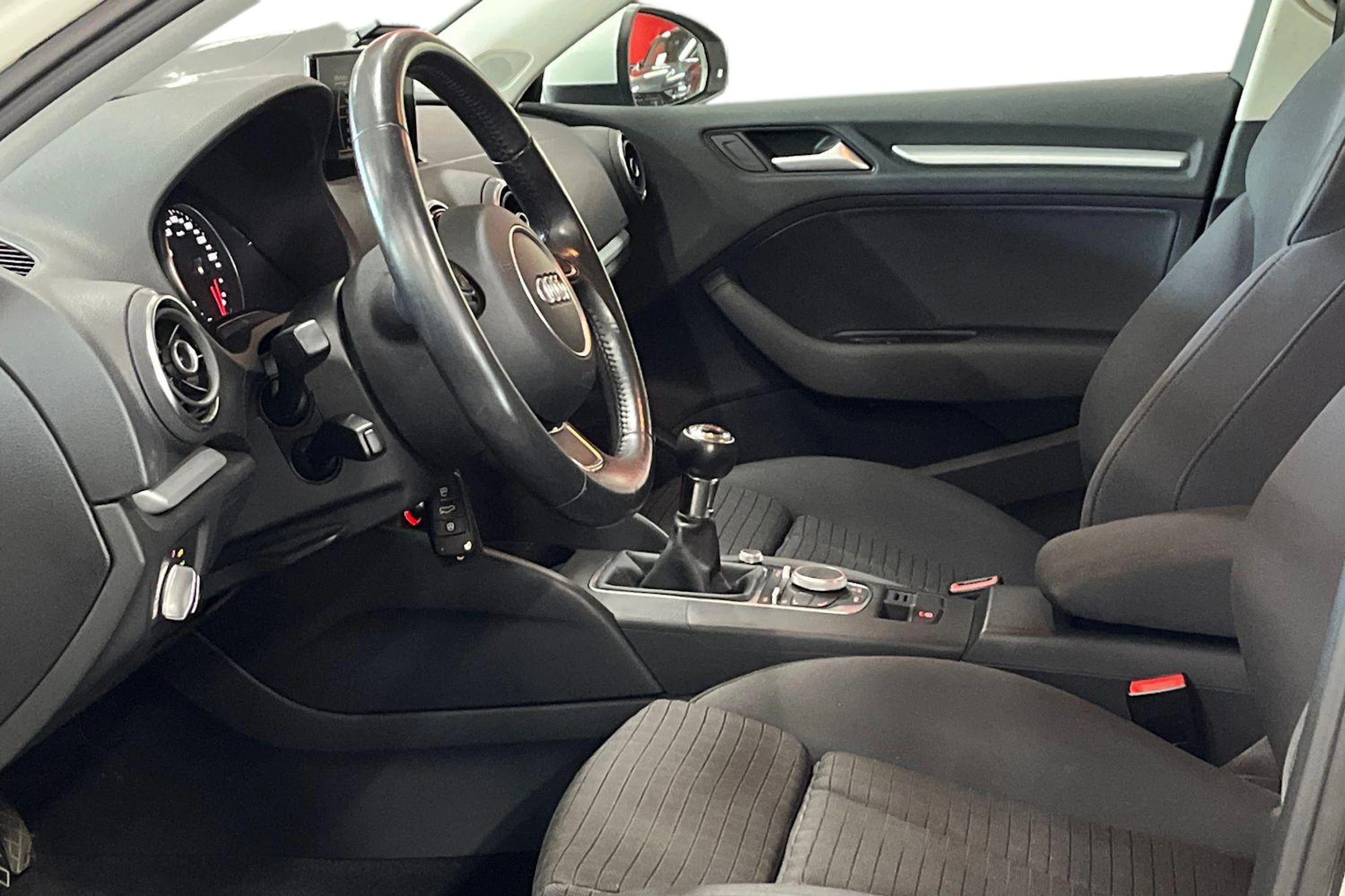 Valkoinen Audi A3 2014 kuva 6.