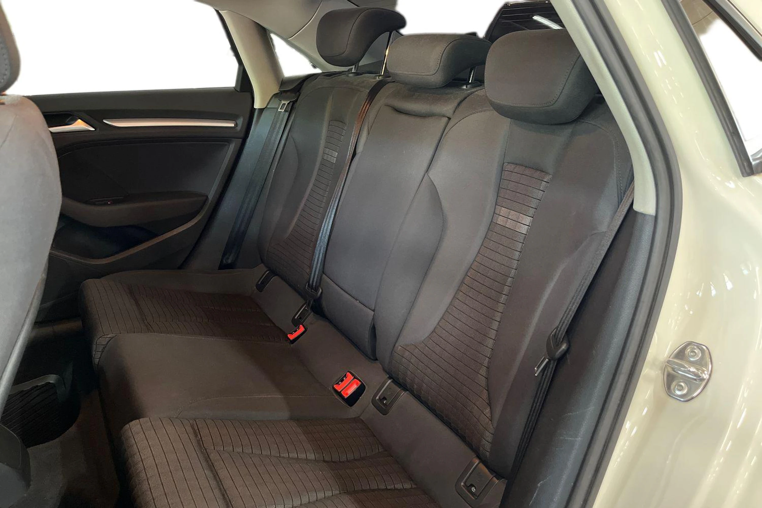Valkoinen Audi A3 2014 kuva 8.