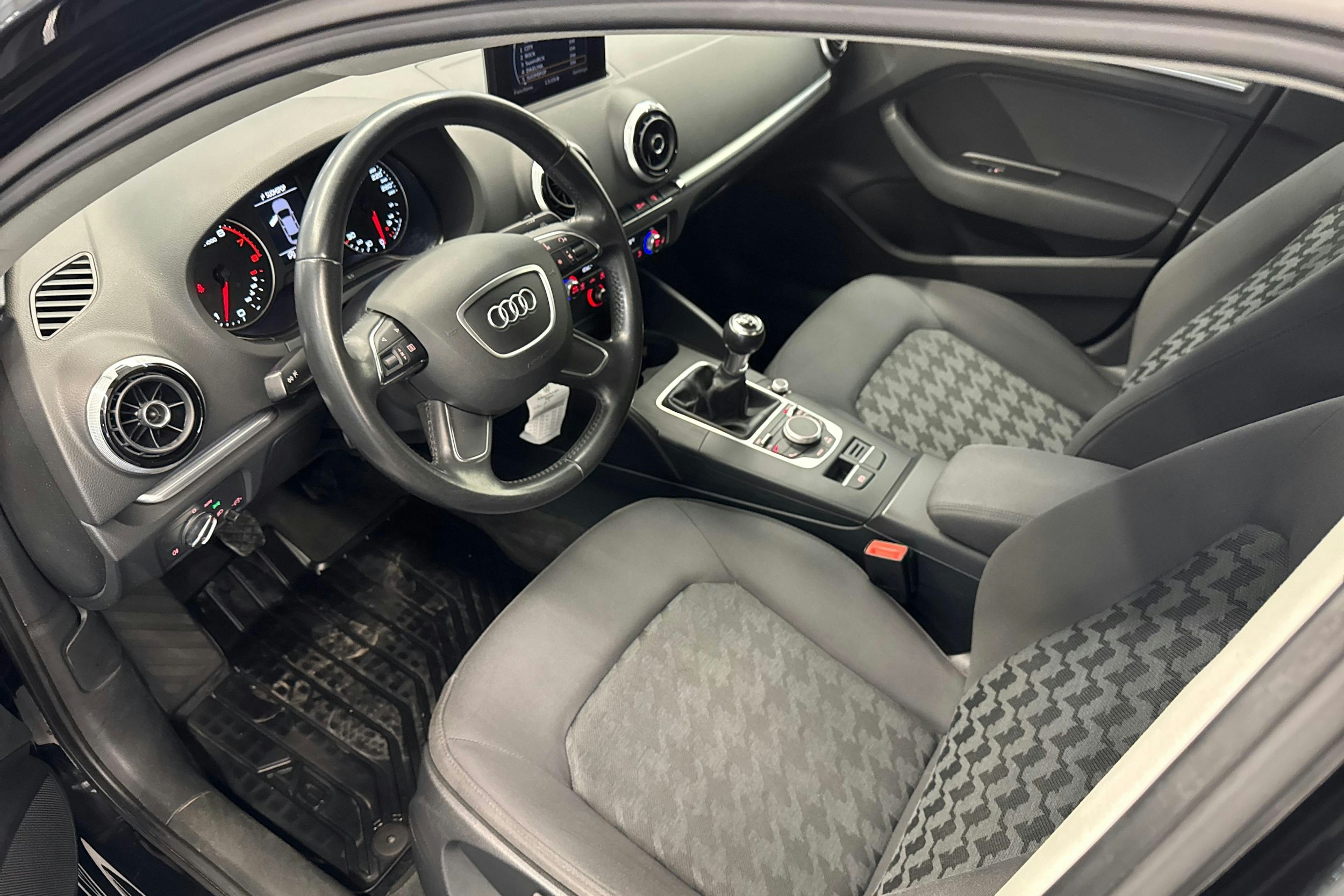 musta Audi A3 2015 kuva 6.