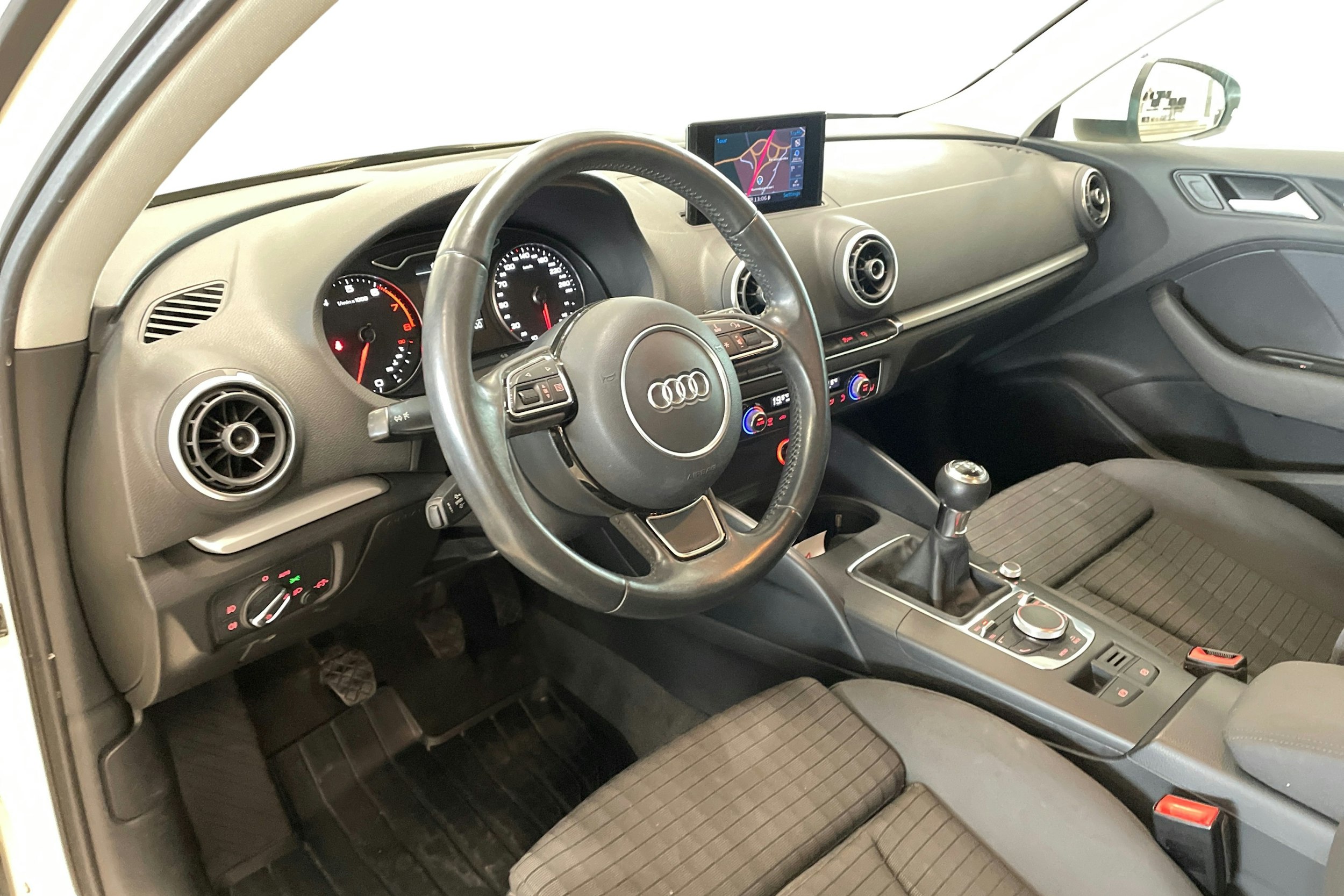 valkoinen Audi A3 2014 kuva 7.