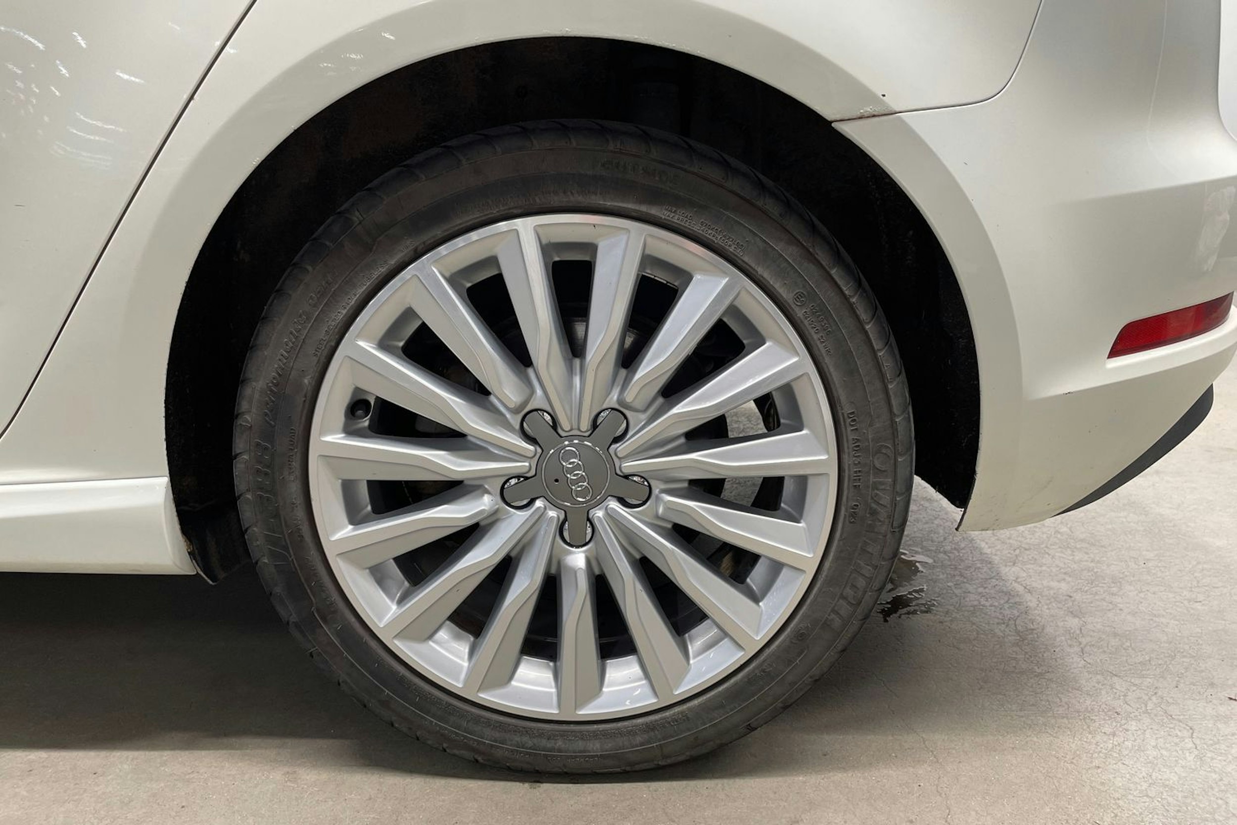 valkoinen Audi A3 2014 kuva 13.