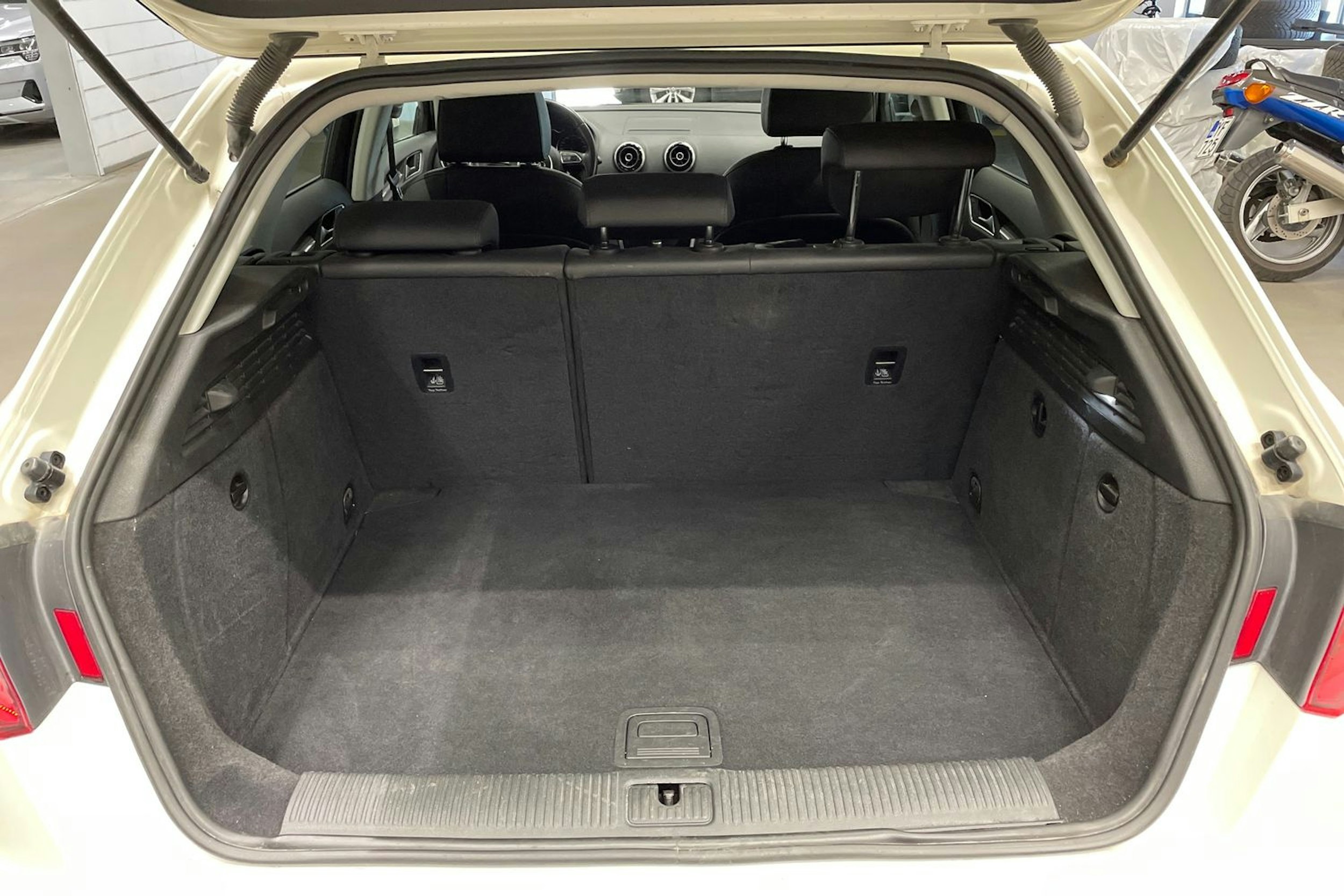 valkoinen Audi A3 2014 kuva 14.