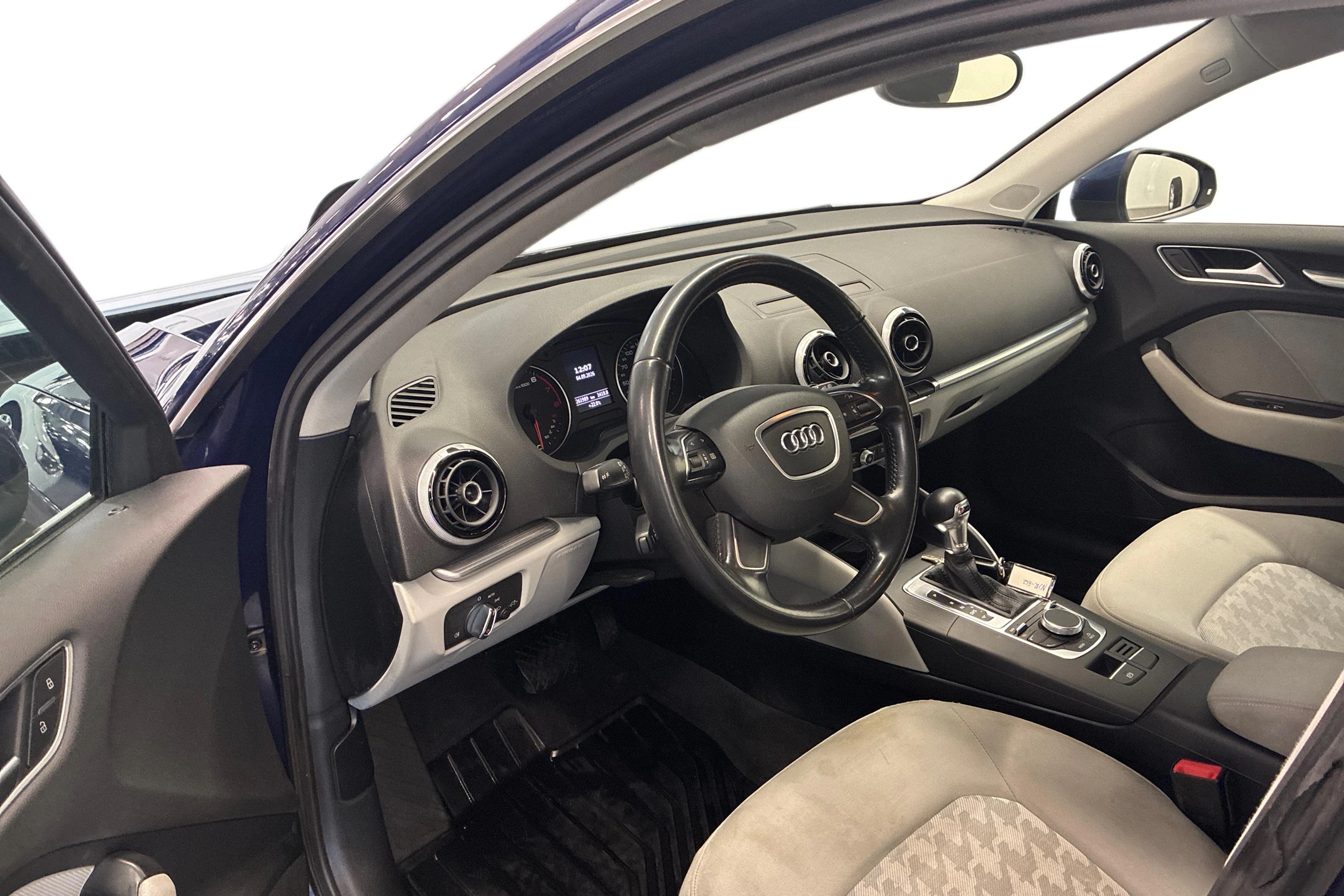 Sininen Audi A3 2014 kuva 6.