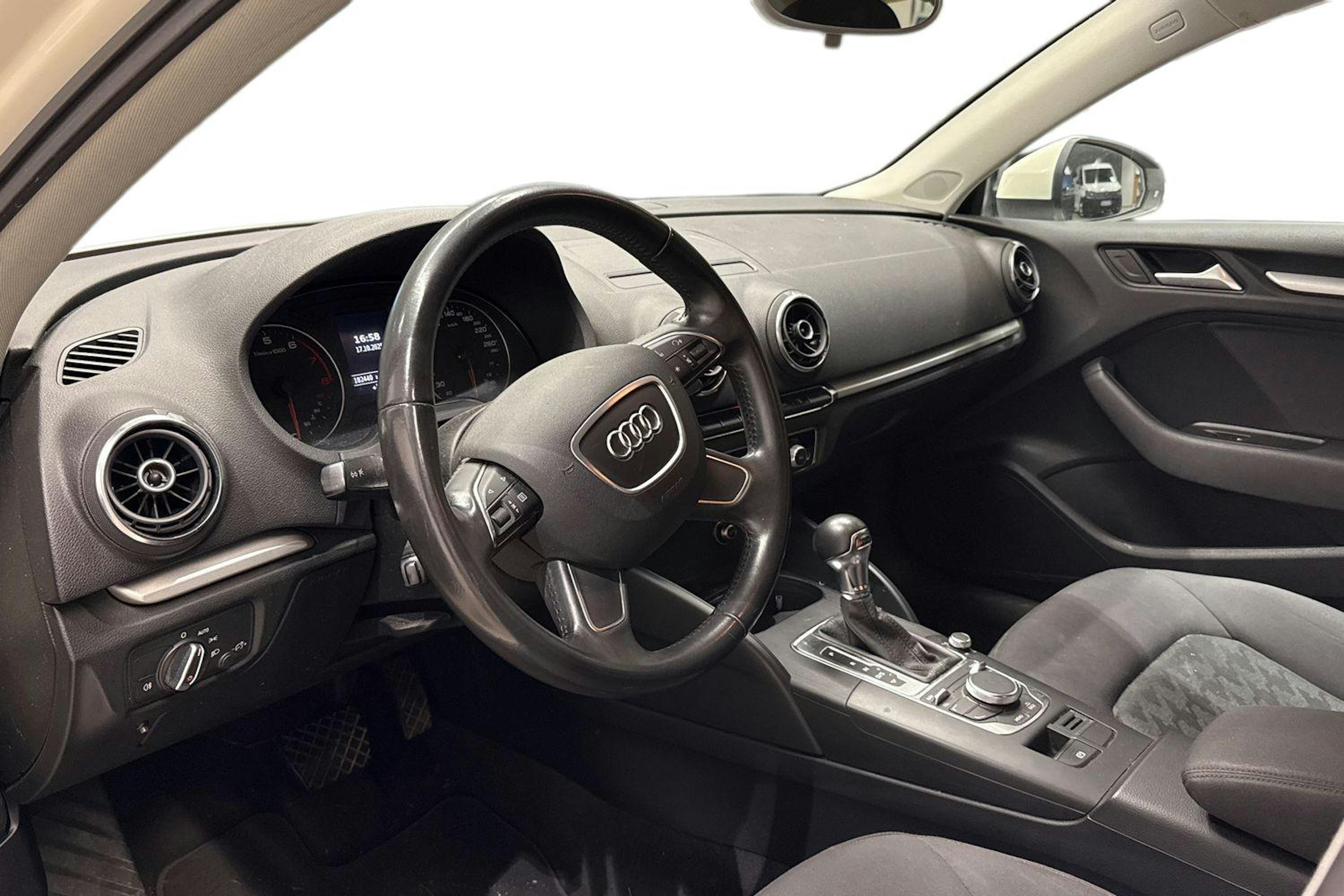 valkoinen Audi A3 2014 kuva 3.